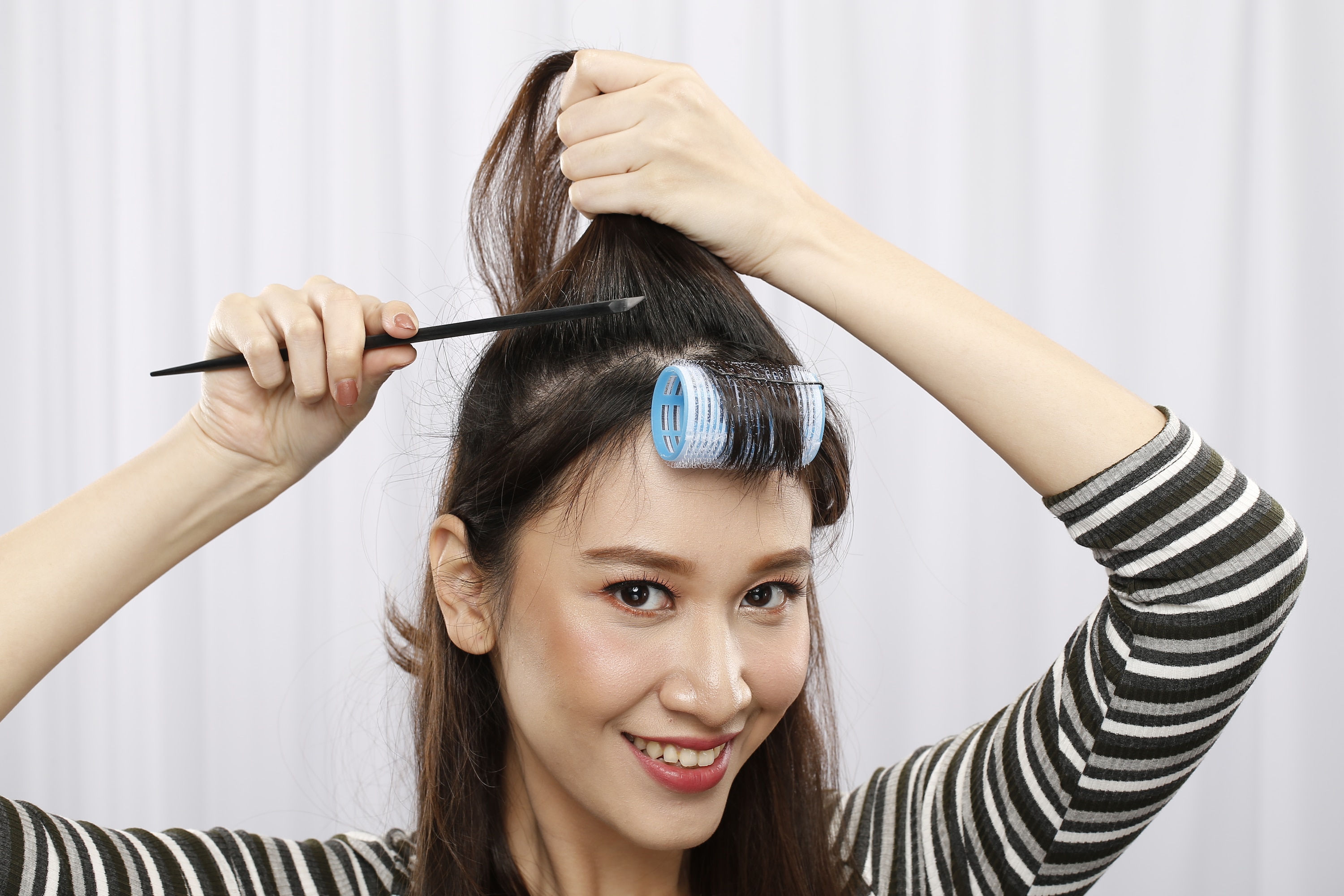 ผู้หญิงเอเชียผมยาวสีดำ มัดผมจุก สไตล์สาวเกาหลี