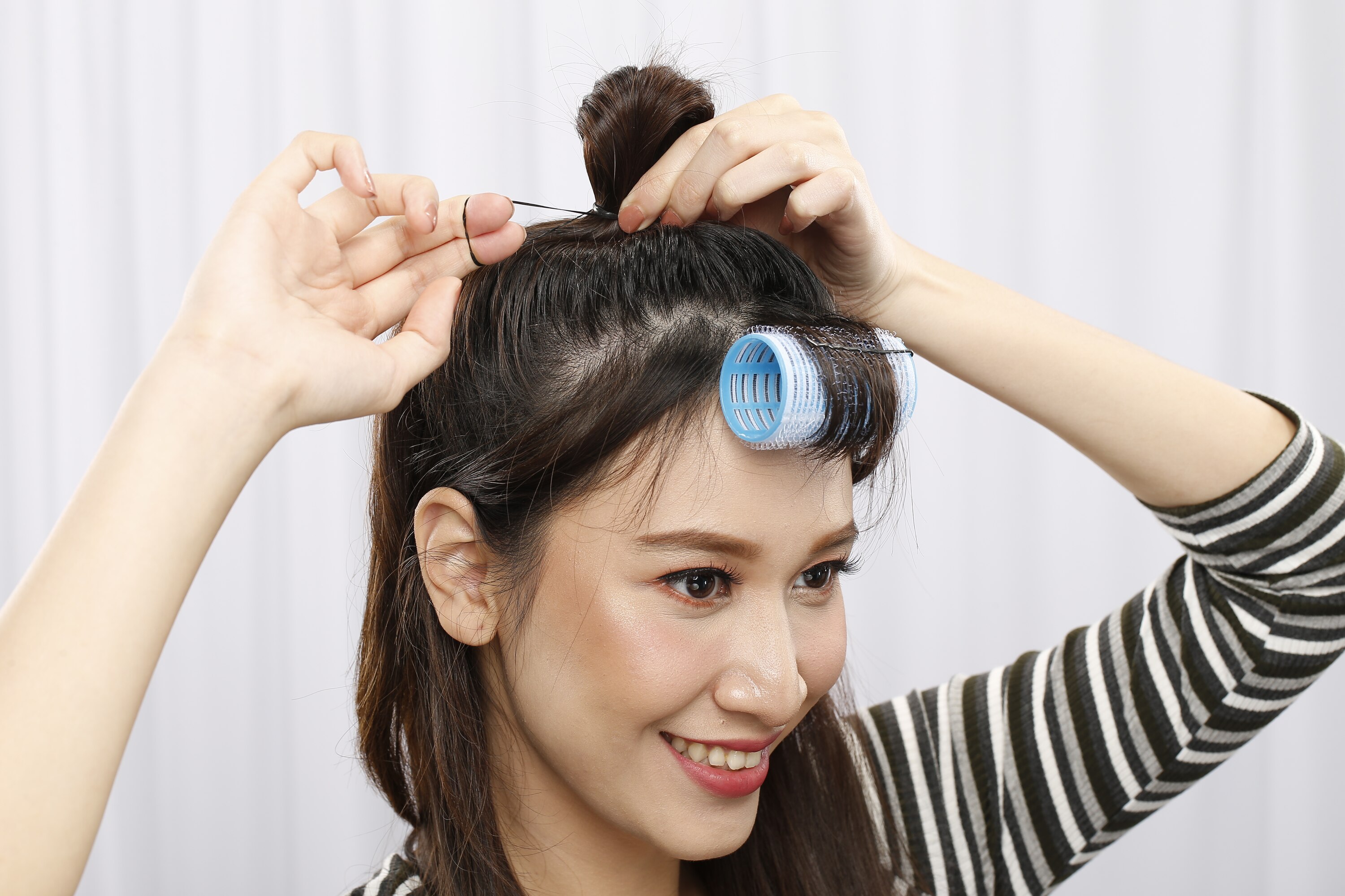 ผู้หญิงเอเชียผมยาวสีดำ มัดผมจุก สไตล์สาวเกาหลี