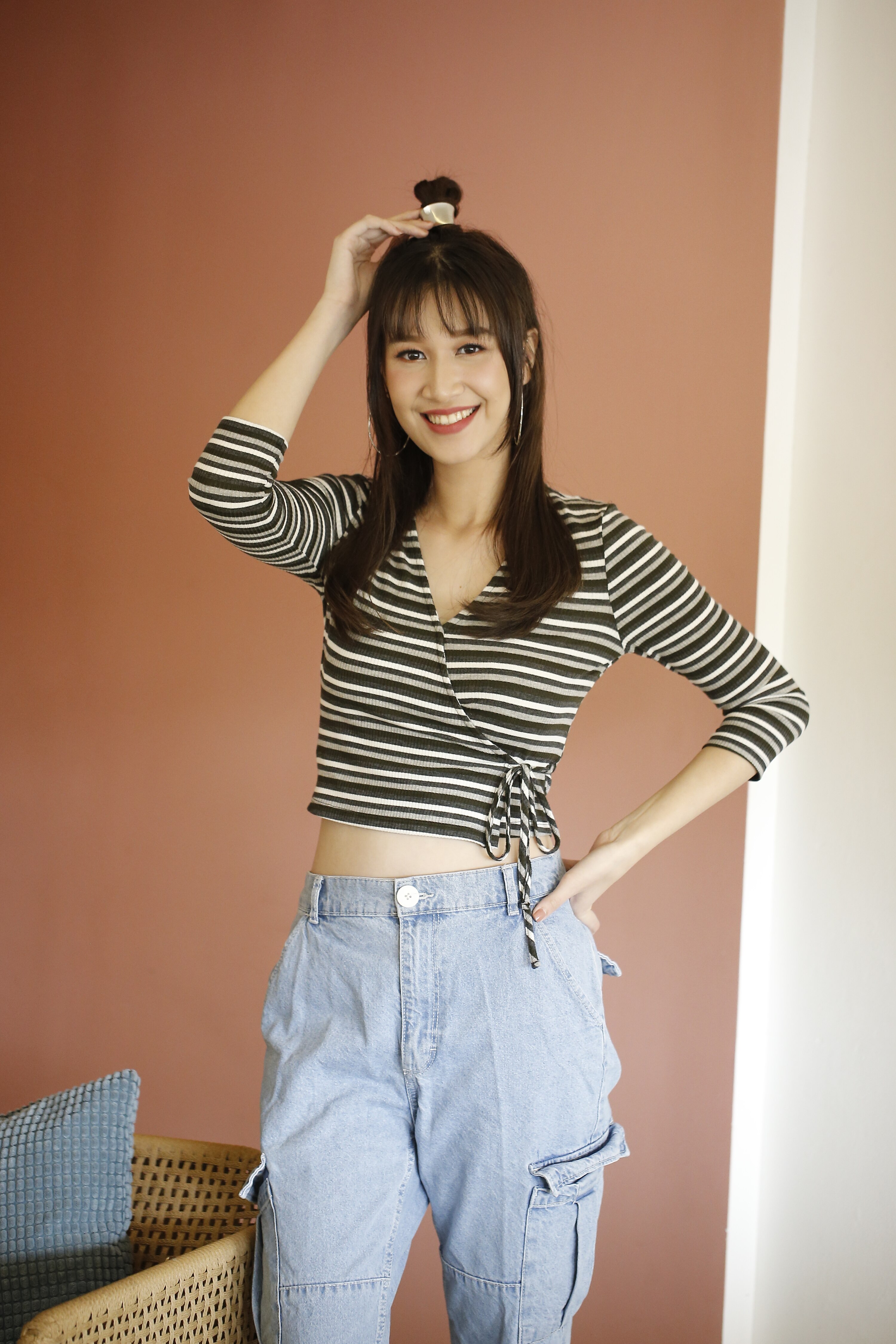 Top knot dengan poni tipis-tipis cocok dengan paduan crop top. (Foto: Dennie Ramon)