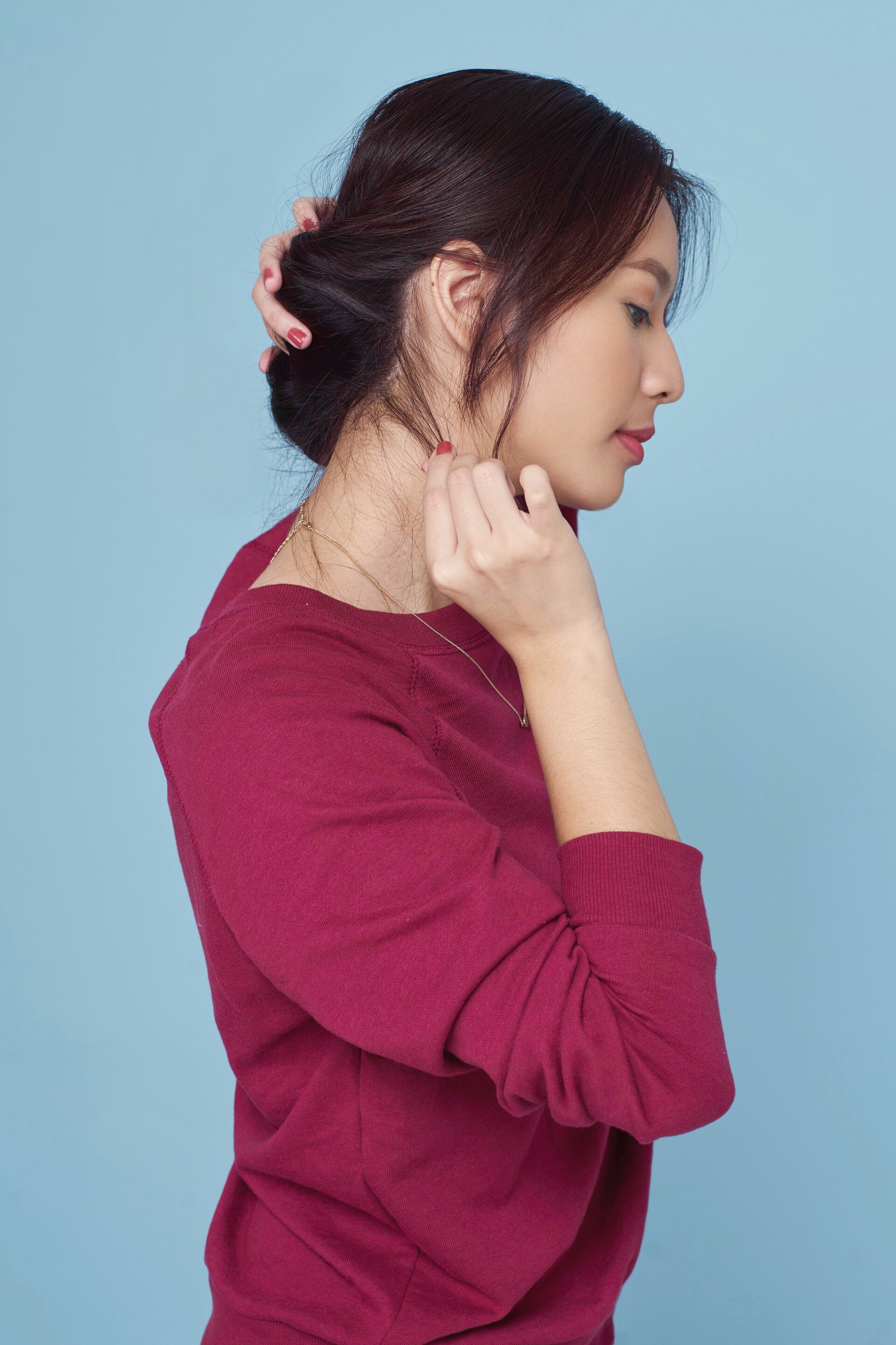 membuat wajah semakin tirus dan rambut makin messy