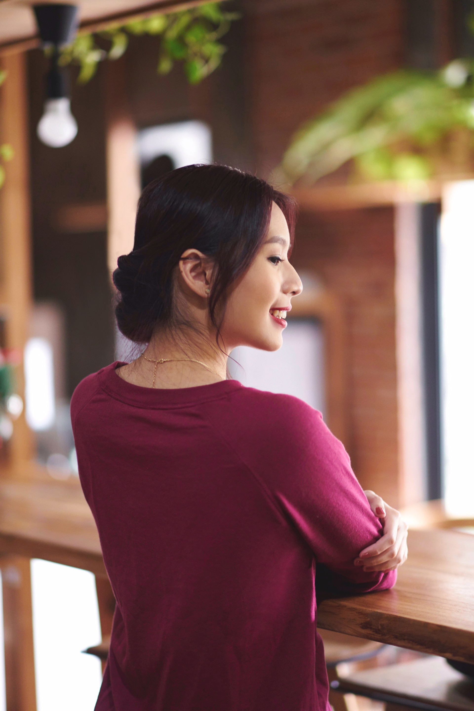 Wanita asia dengan rambut banana bun
