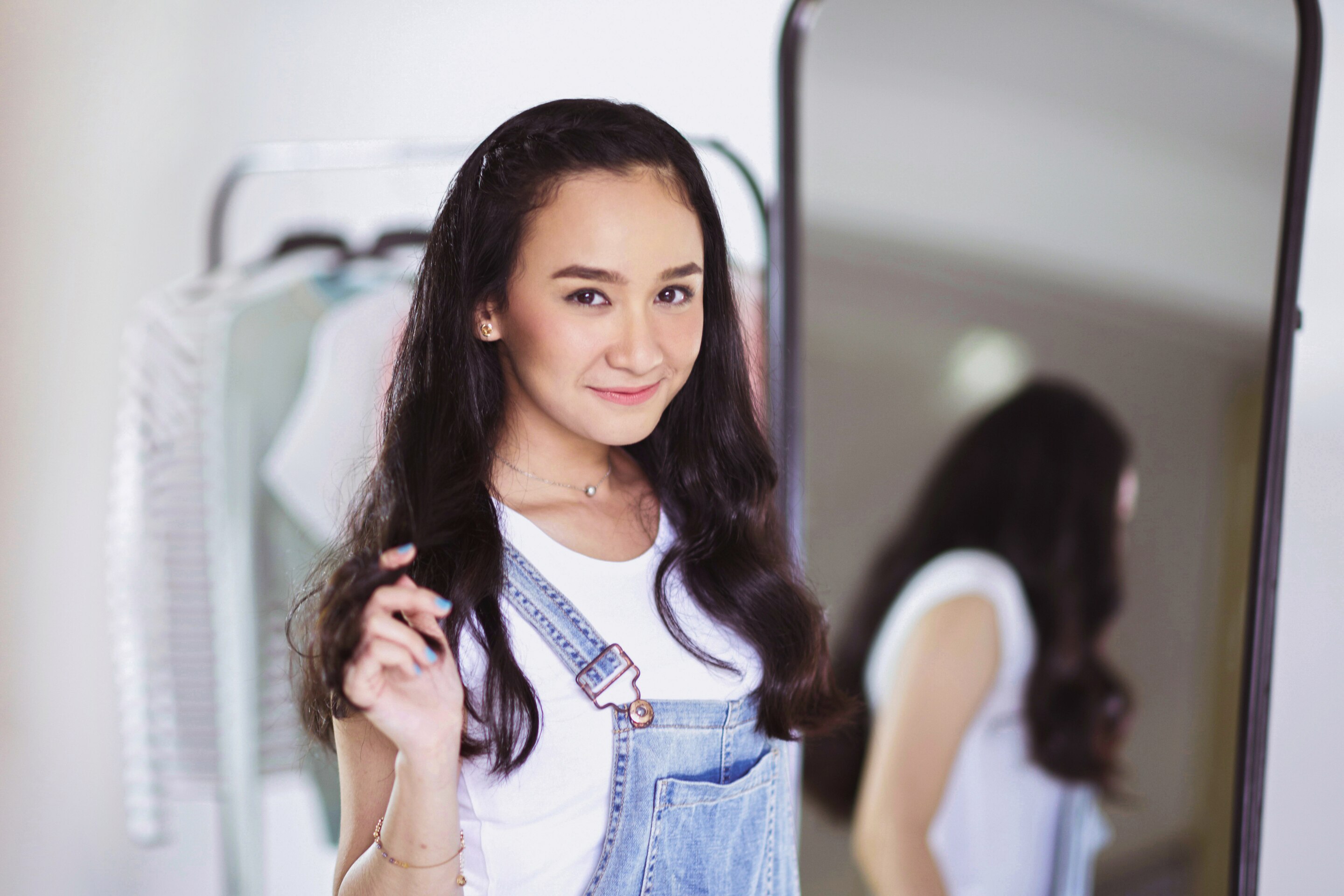 Tak Sempat Potong Poni ke Salon? Cara Mengepang Poni untuk Gaya Kasual Sehari-hari