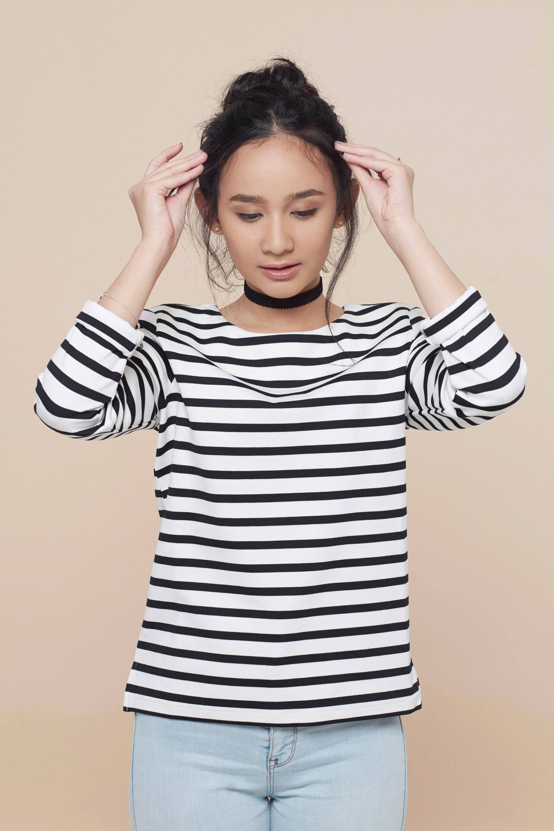 Step 5 – Messy bun untuk rambut panjang.