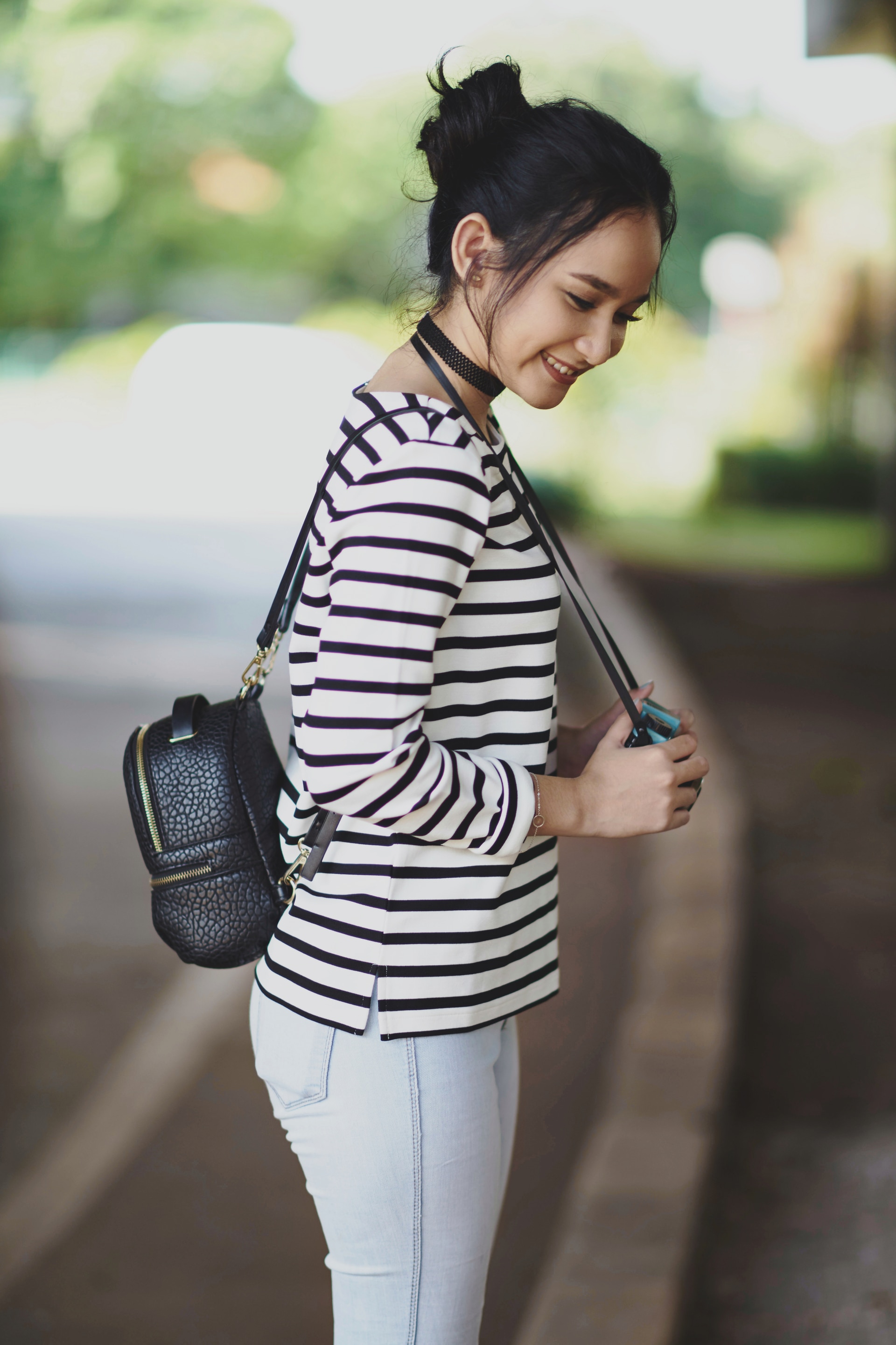 Berikan gaya messy bun untuk gaya yang lebih kasual. (Foto: Hariono Halim)