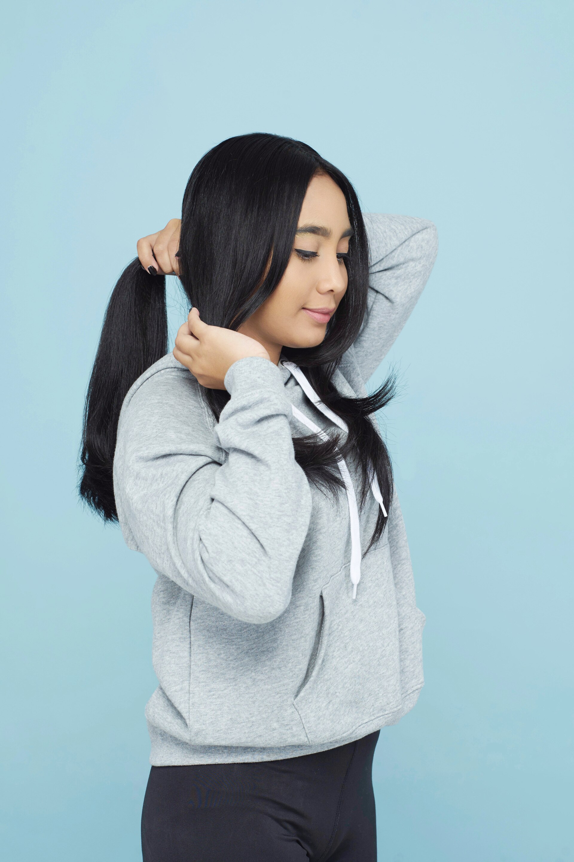 Bagi rambut menjadi tiga bagian.