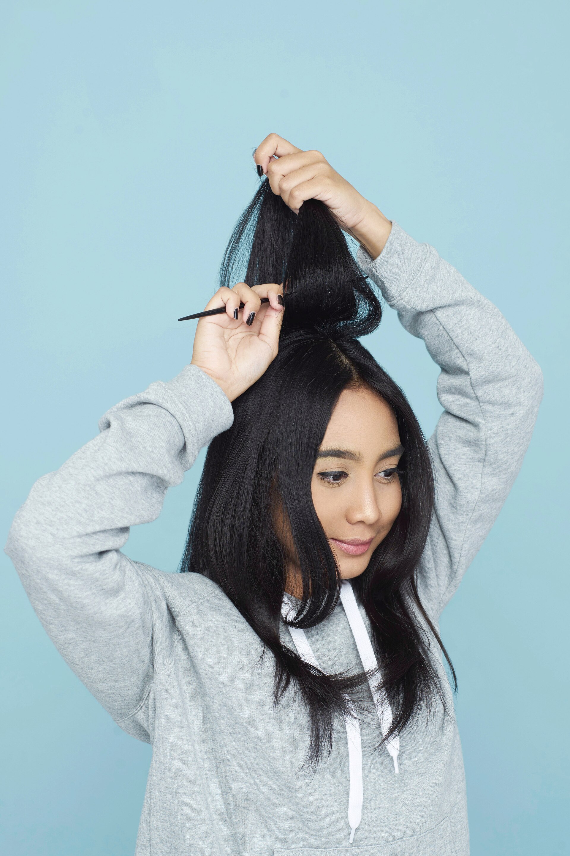 Sasak rambut bagian atas agar tidak terlihat lepek.