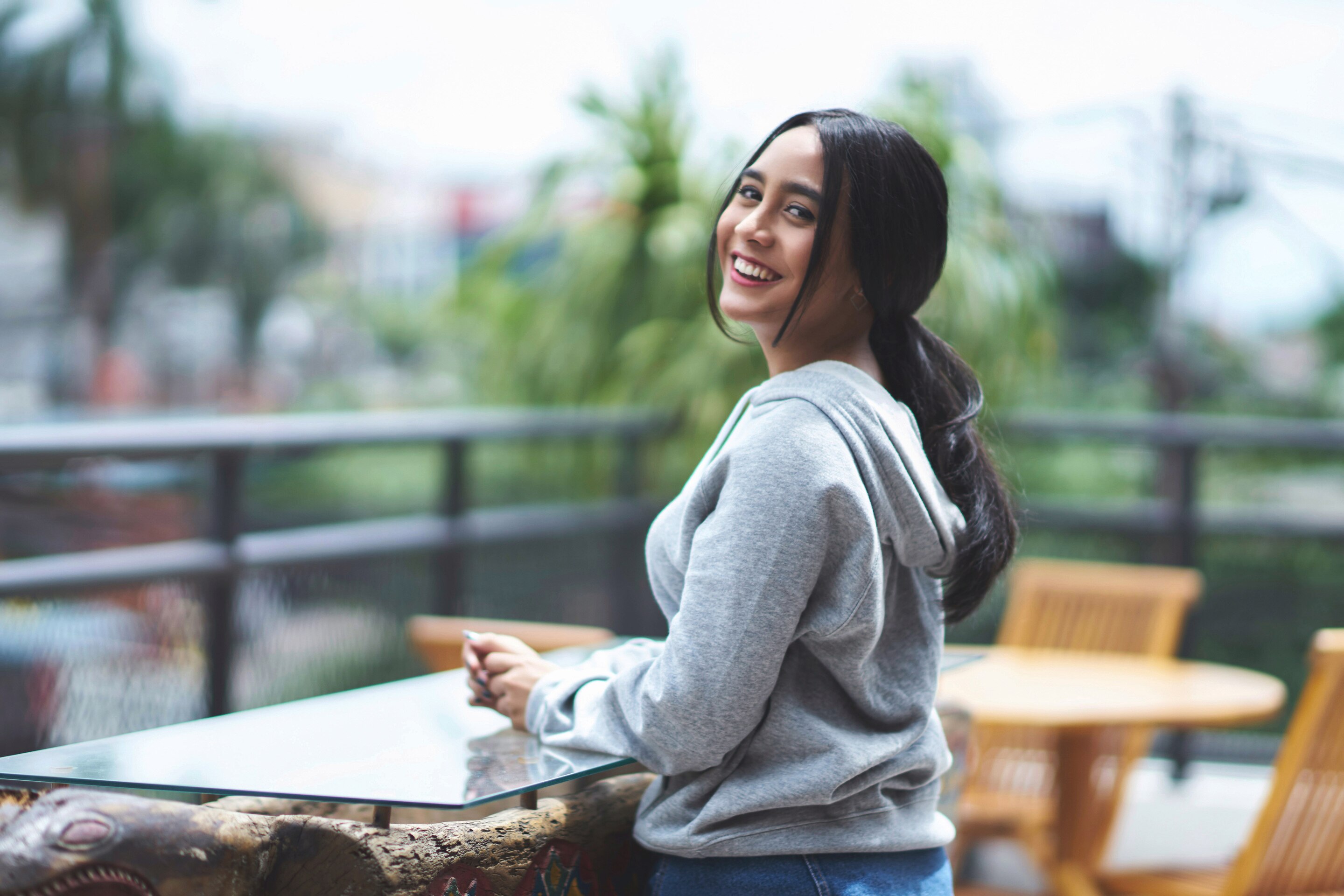 Tutorial Messy Crossover Ponytail, Tampil Cantik Saat Video Call di Rumah