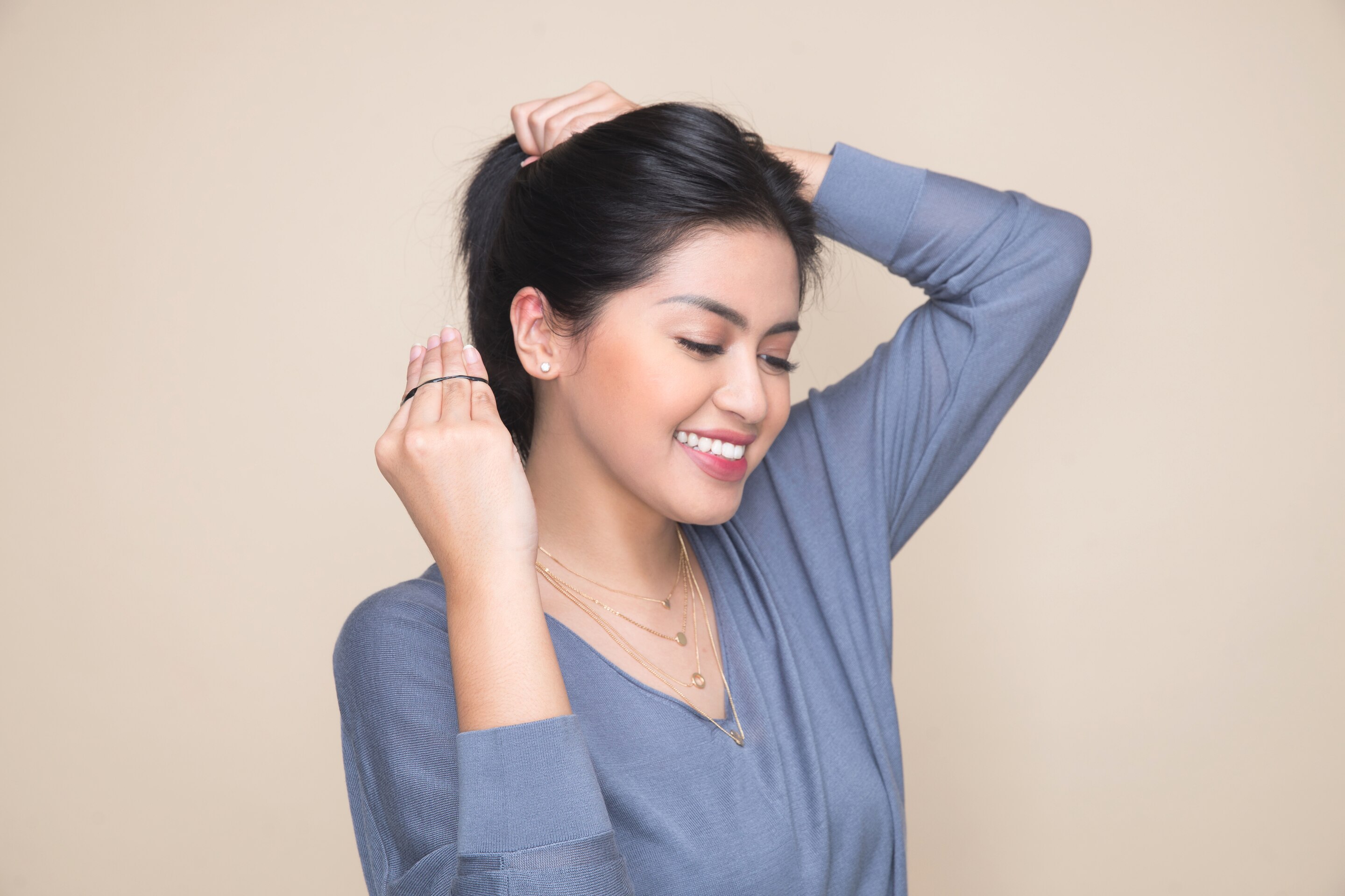 Tutorial messy bun - kumpulkan rambut.