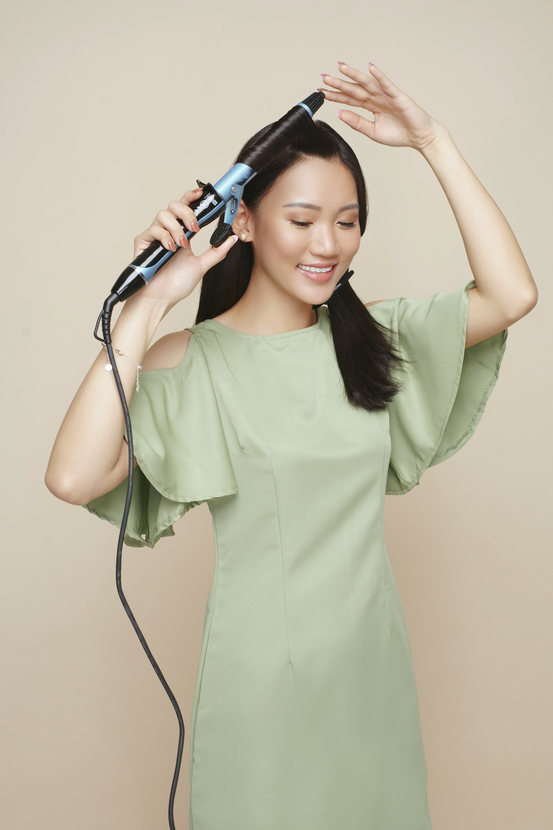 Cara mengeriting dengan curling wand - mulai mengeriting.