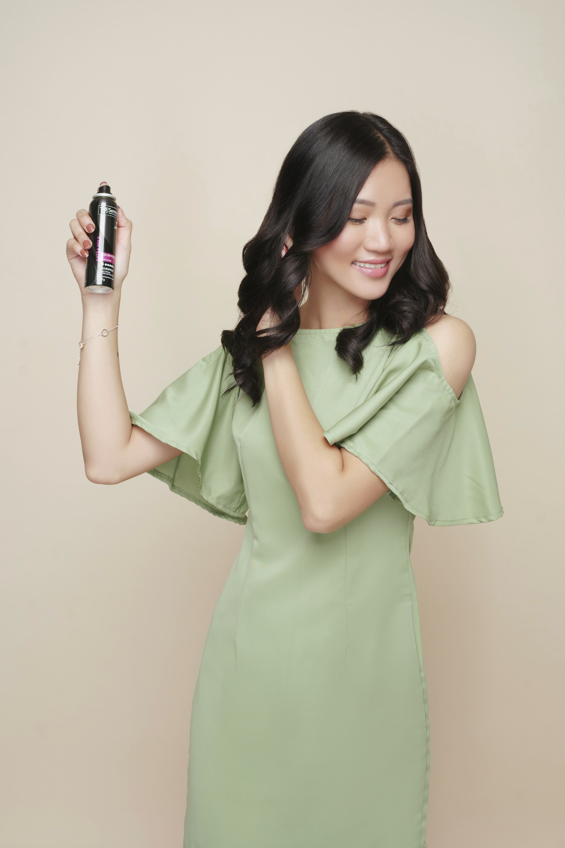 Cara mengeriting rambut dengan curling wand - semprotkan hair spray.