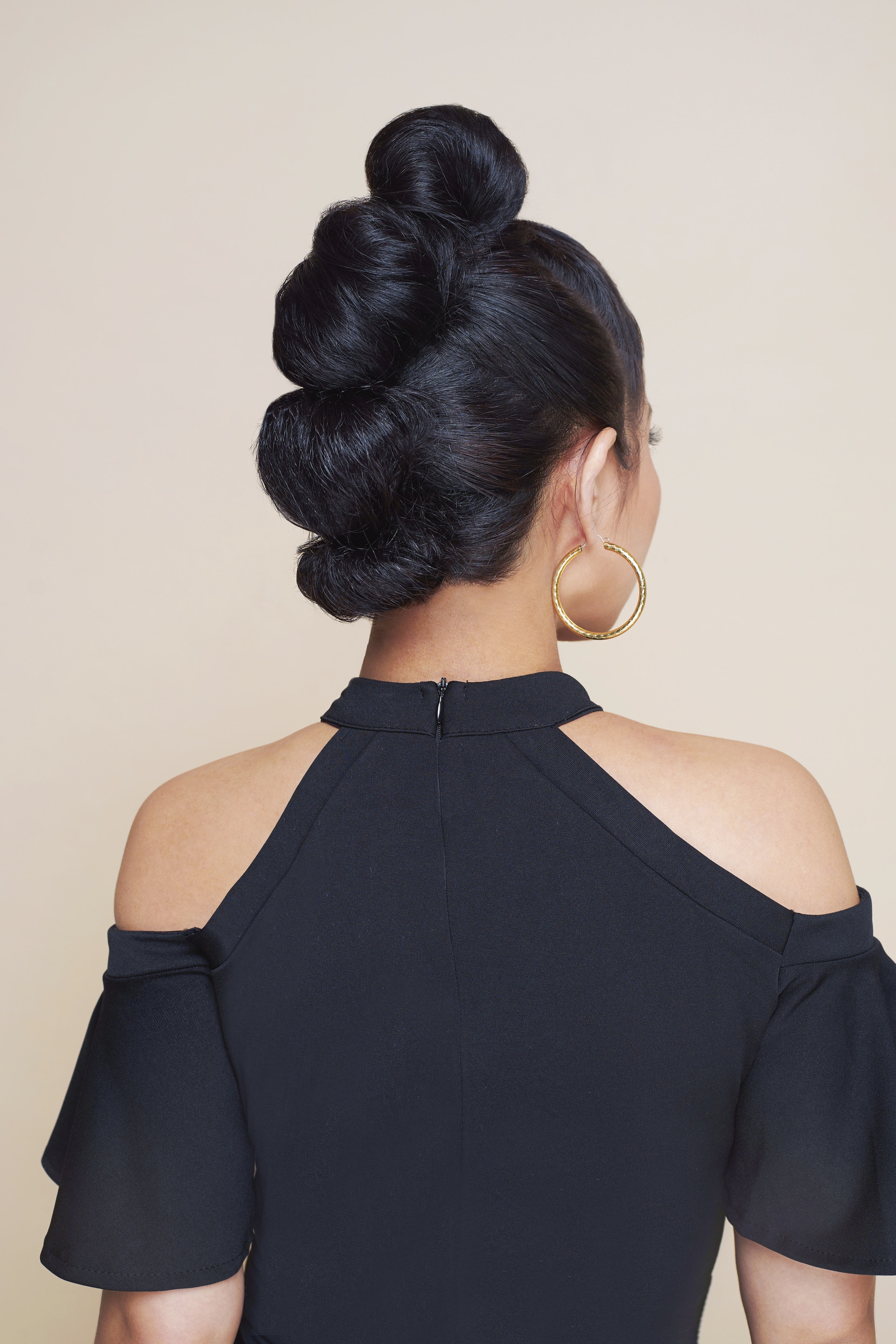 Model rambut ini bisa disebut dengan gaya rambut triple bun atau faux hawk. (Foto: Hariono Halim)