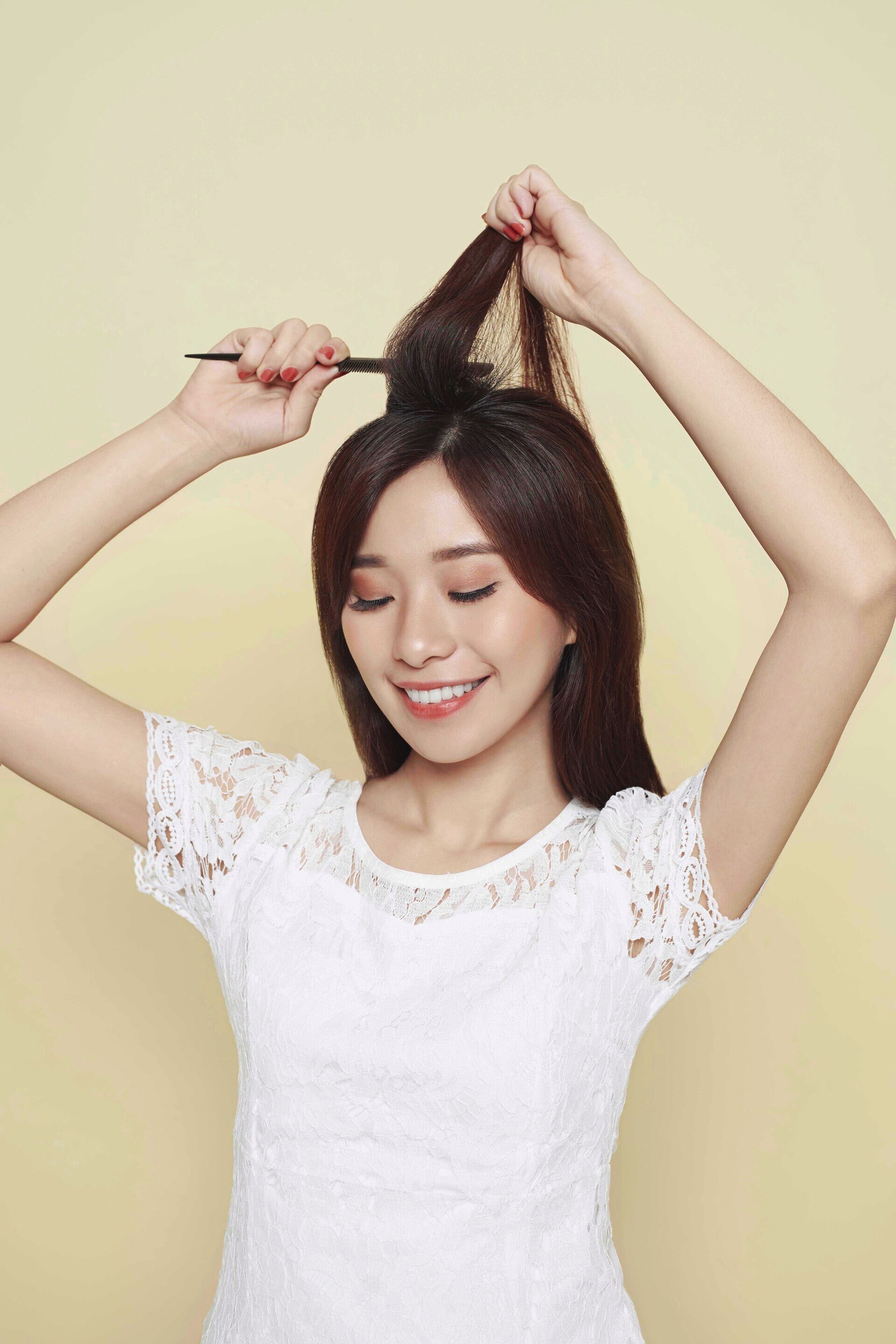 Wanita asia dengan rambut warna hitam menyasak rambut bagian atas