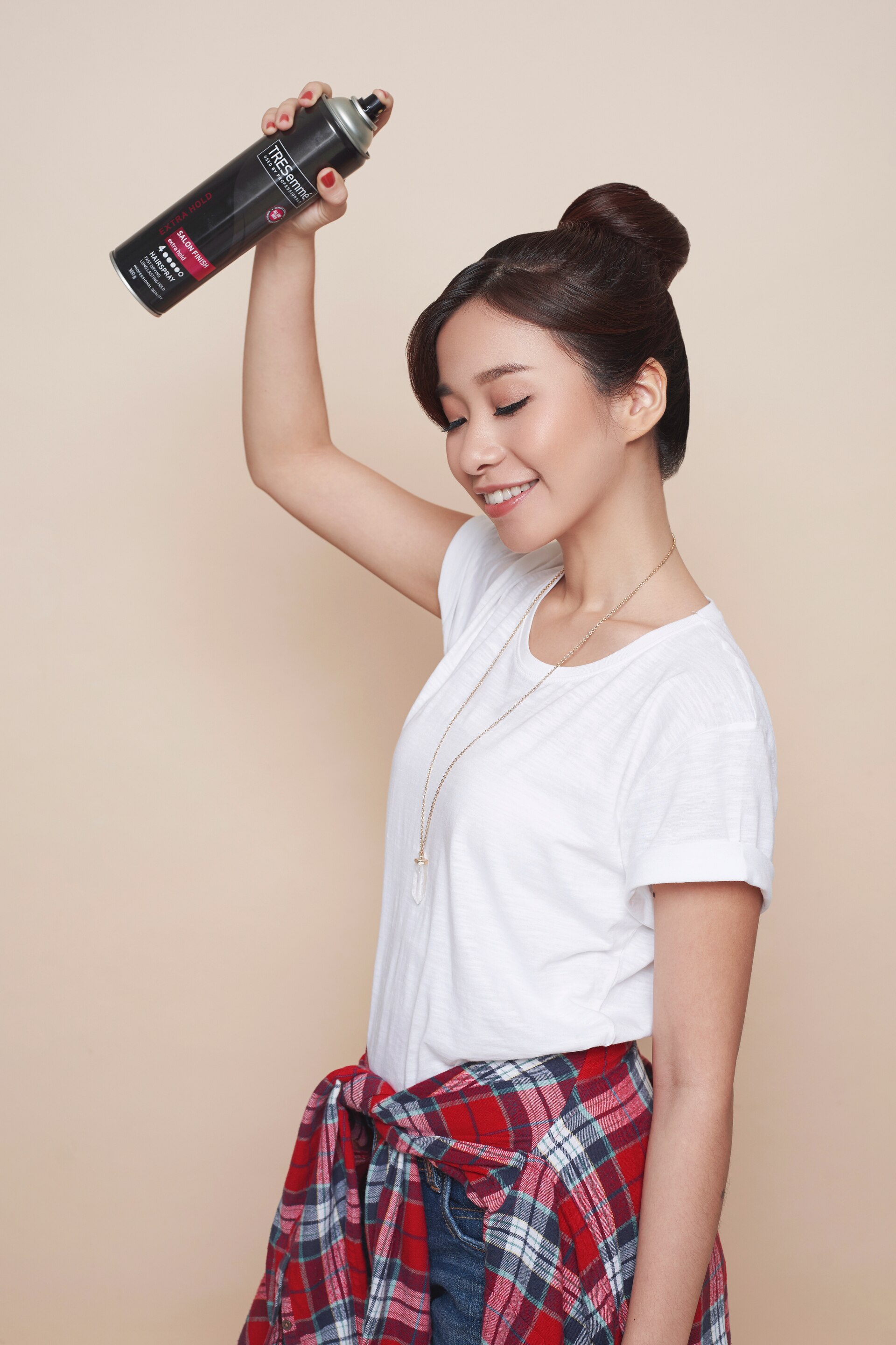 cara memakai donat rambut - pakai hairspray