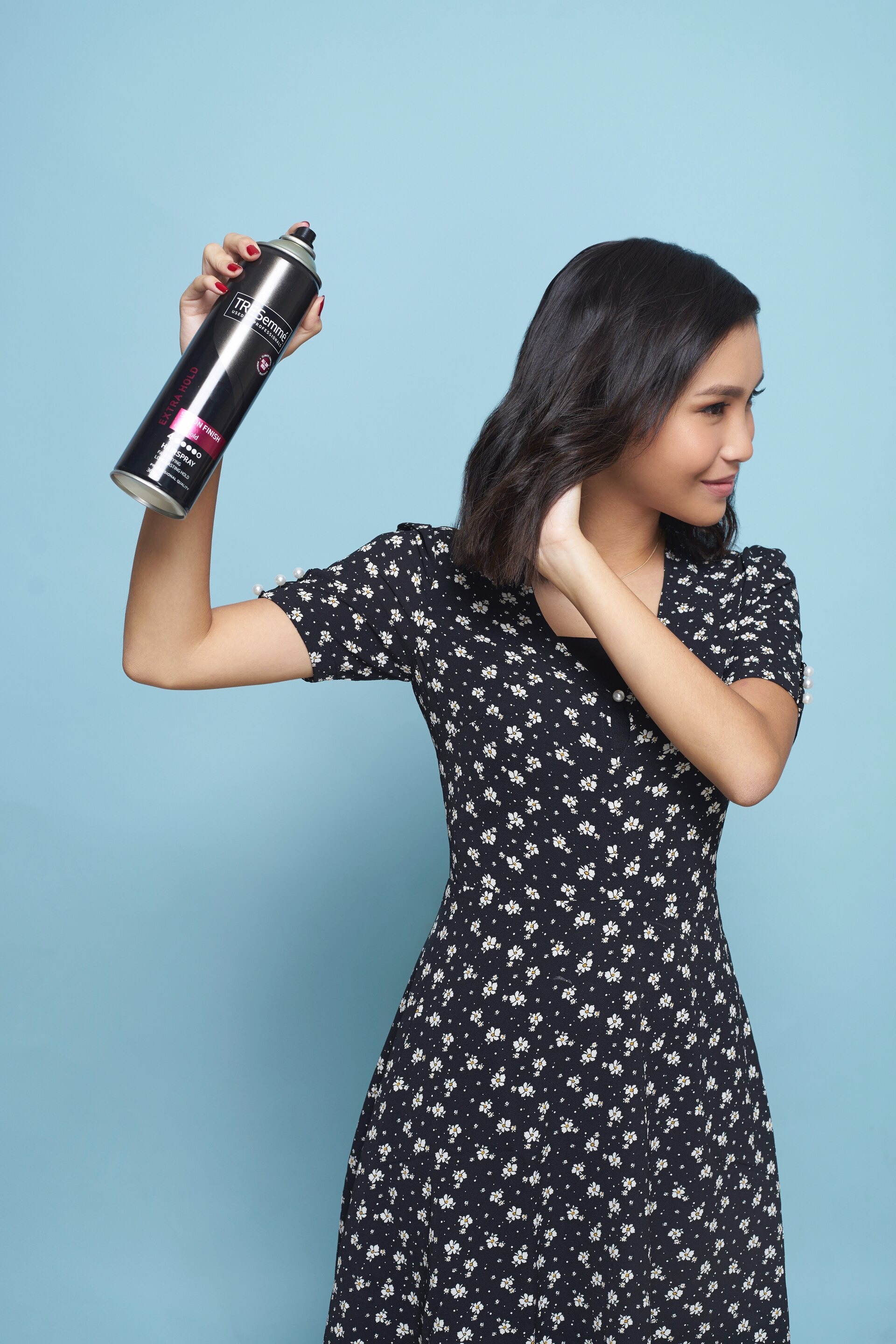 Step 1 - halo braid tutorial menggunakan hair spray pada rambut.