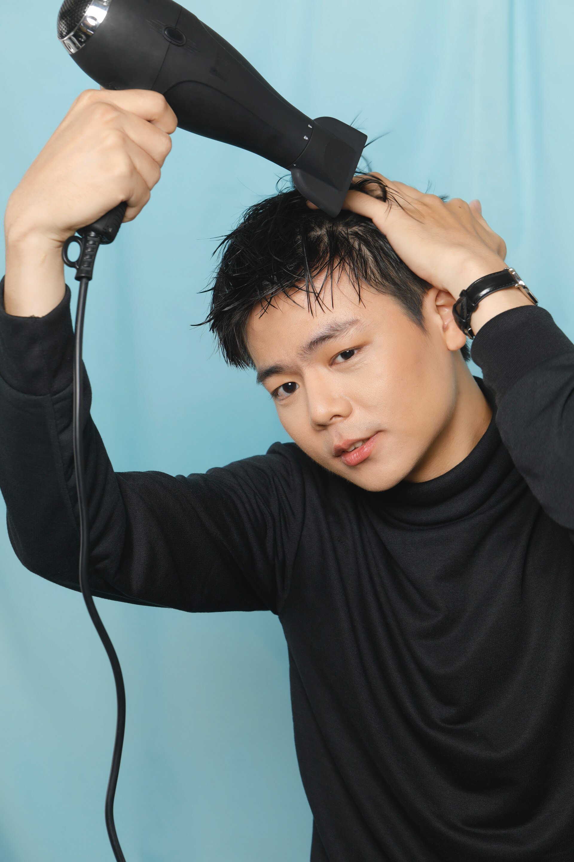 Mengeringkan rambut dengan hairdryer