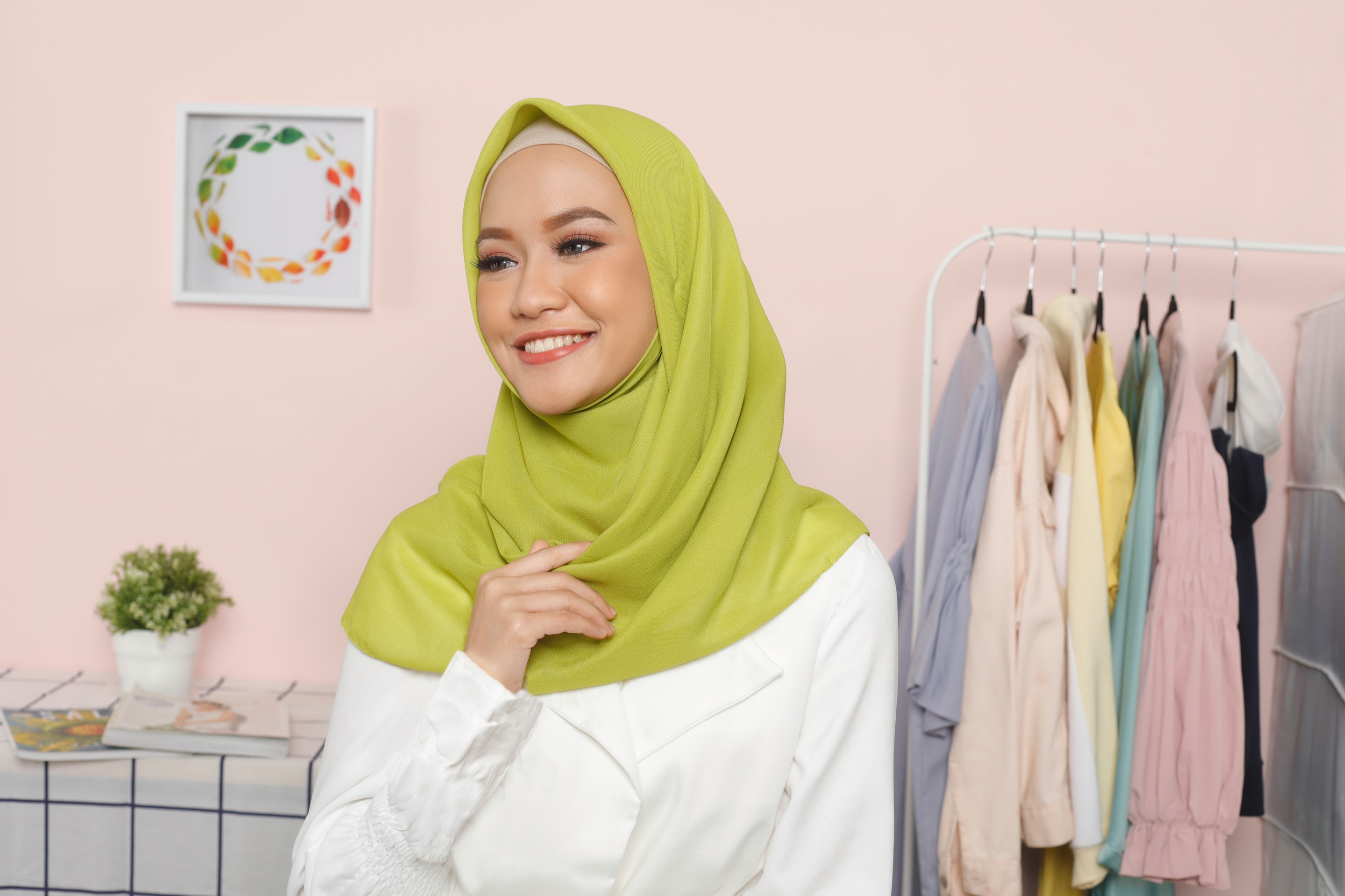 Karena variatif, kreasi hijab segi empat tak akan pernah membosankan. (Foto: Dennie Ramon)