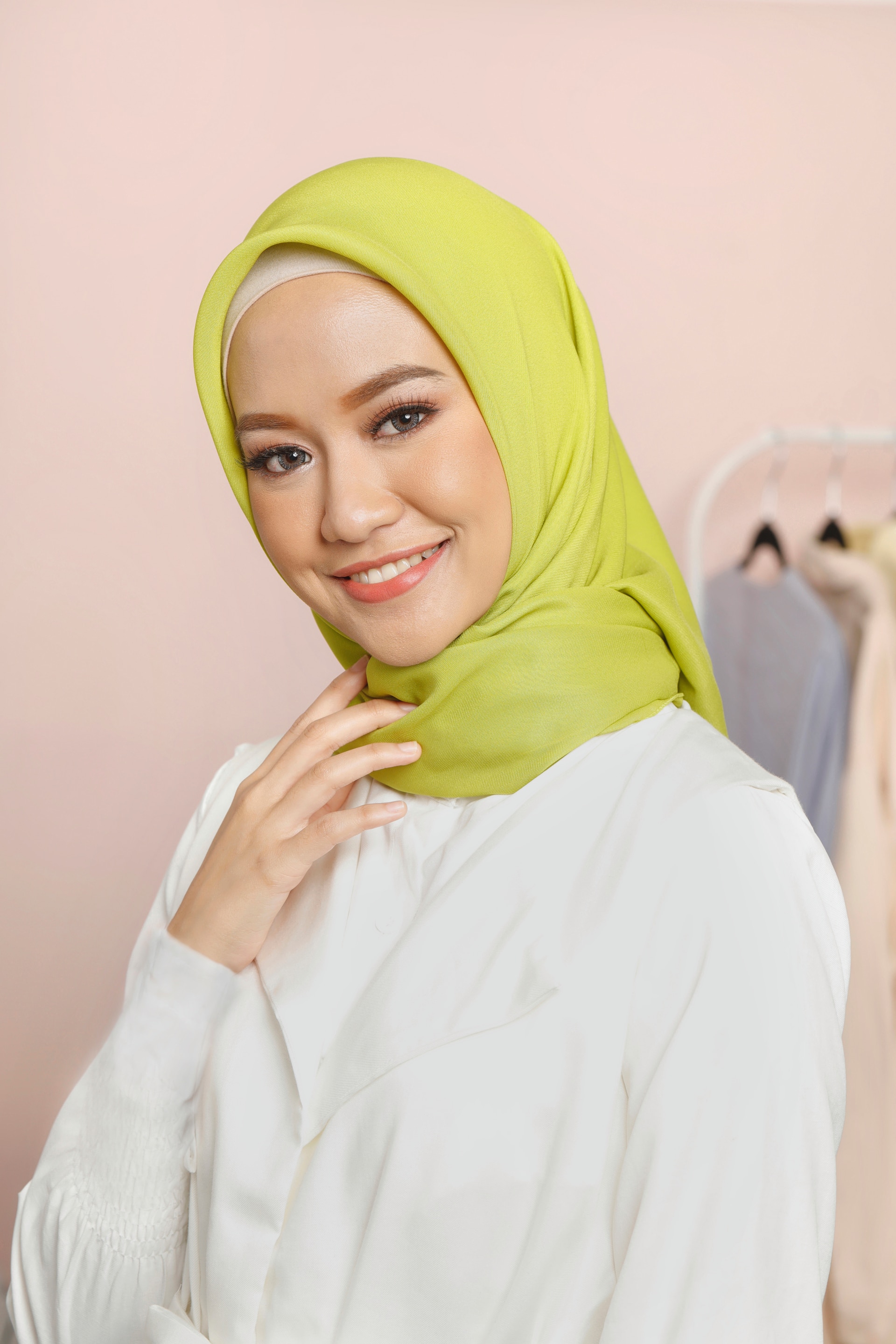 Wanita Asia memakai hijab segi empat warna lime