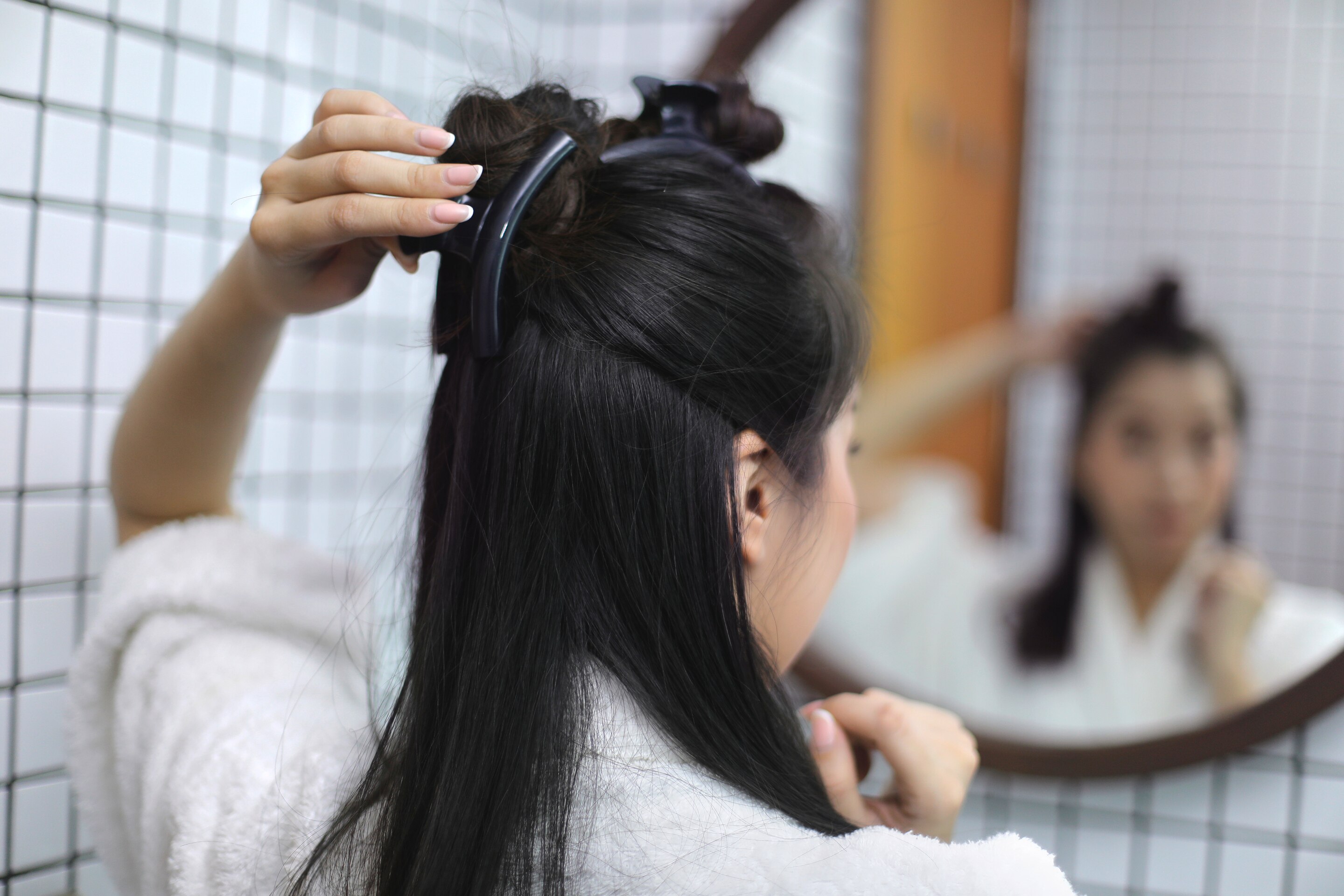 ผู้หญิงเอเชียผมยาวสีดำ ใช้กิ๊บหนีบผม