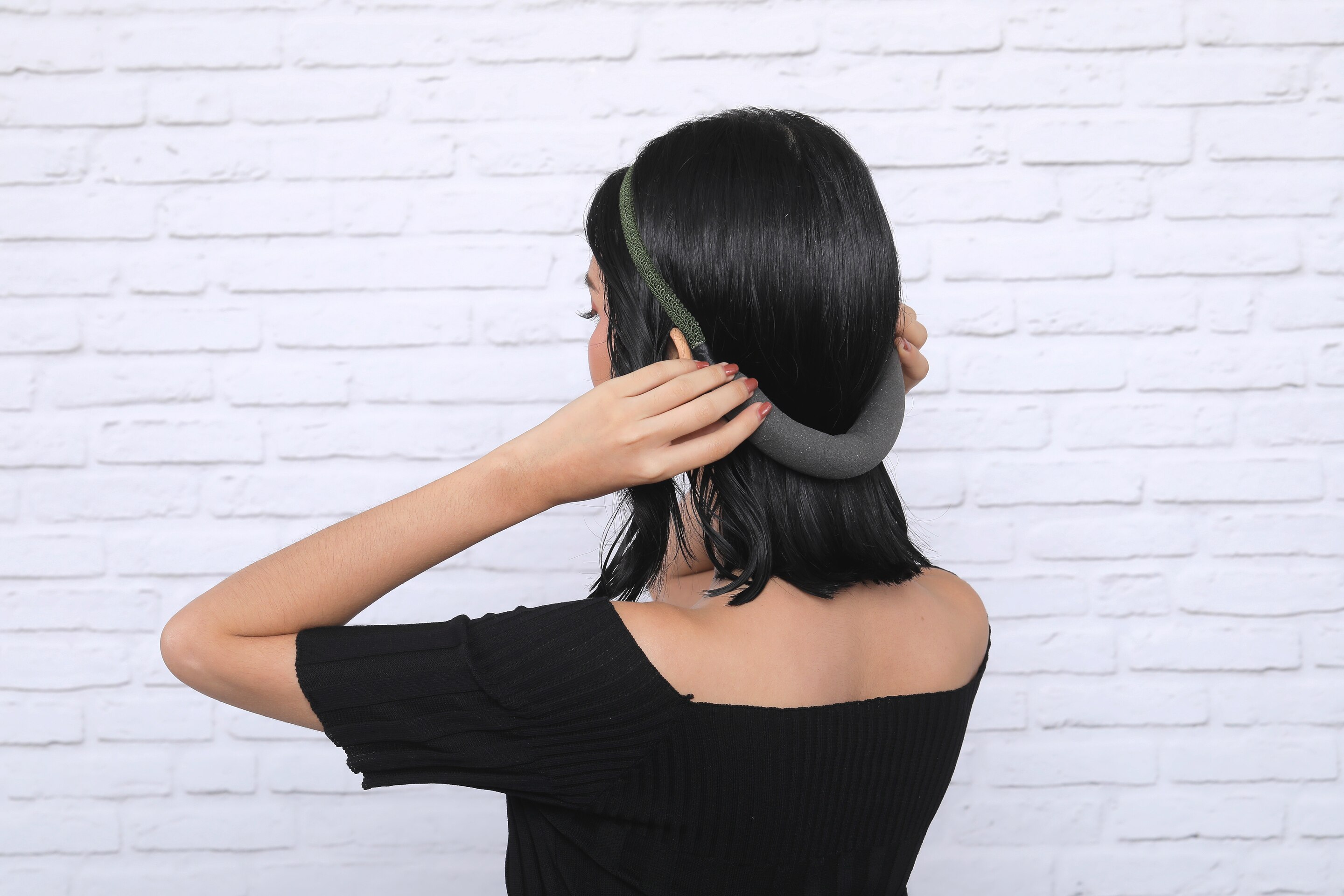 ผู้หญิงเอเชียผมสั้นกำลังสวมผมเฮดแบนด์ สาธิต วิธีเกล้าผมสั้น