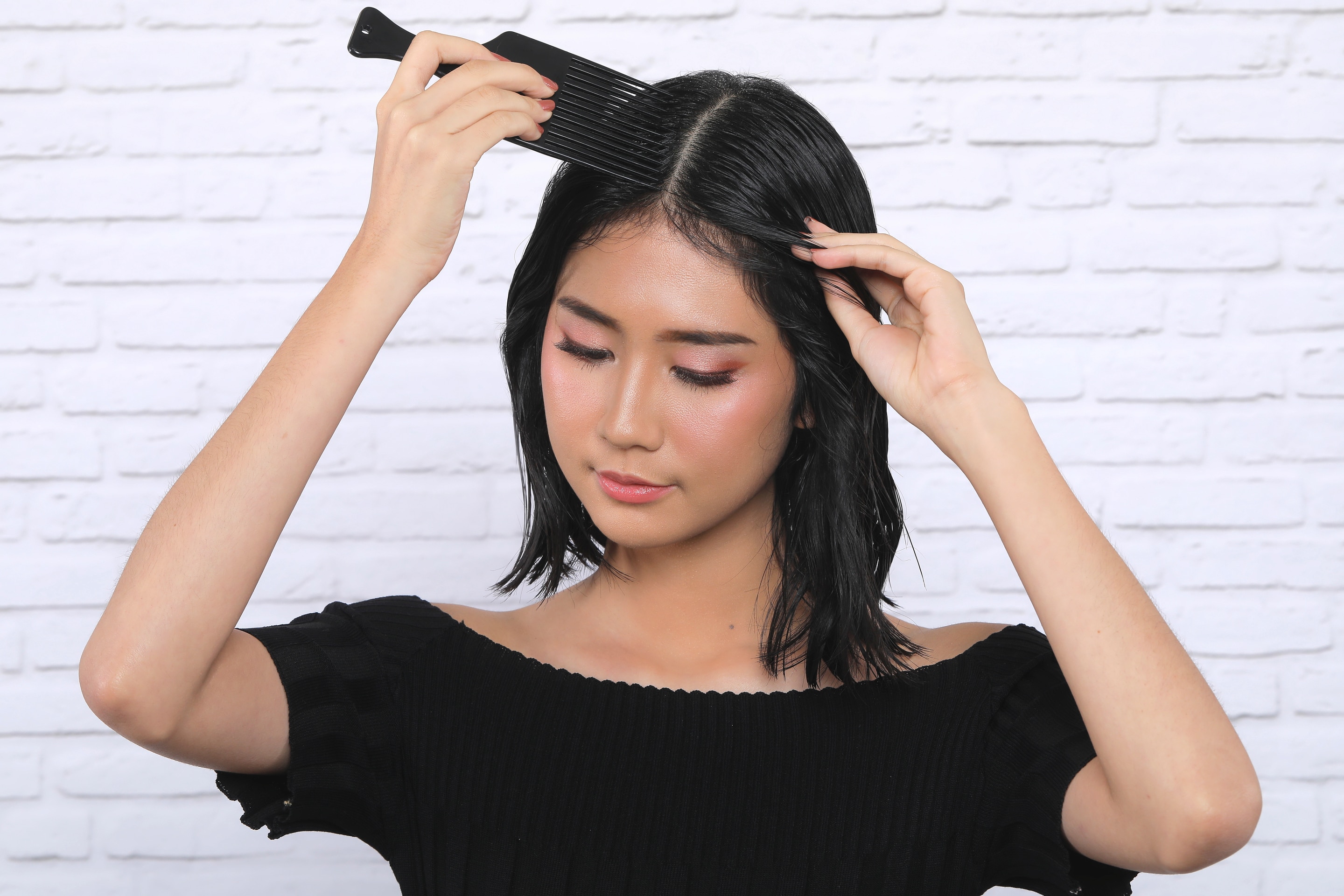 ผู้หญิงเอเชียผมสั้นแสกกลางผม สาธิต วิธีเกล้าผมสั้น