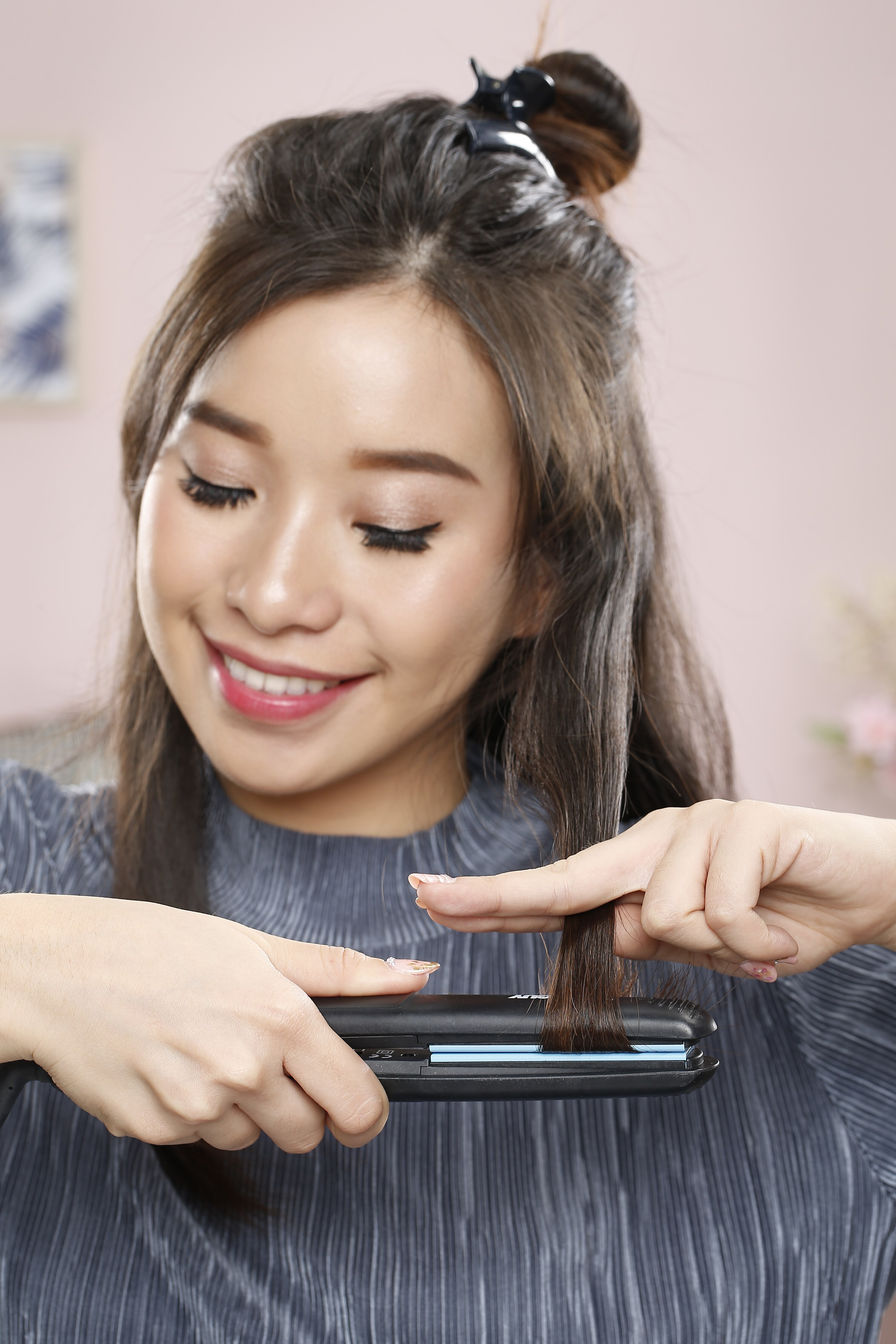 Step 2 Mencatok ujung rambut hingga keriting