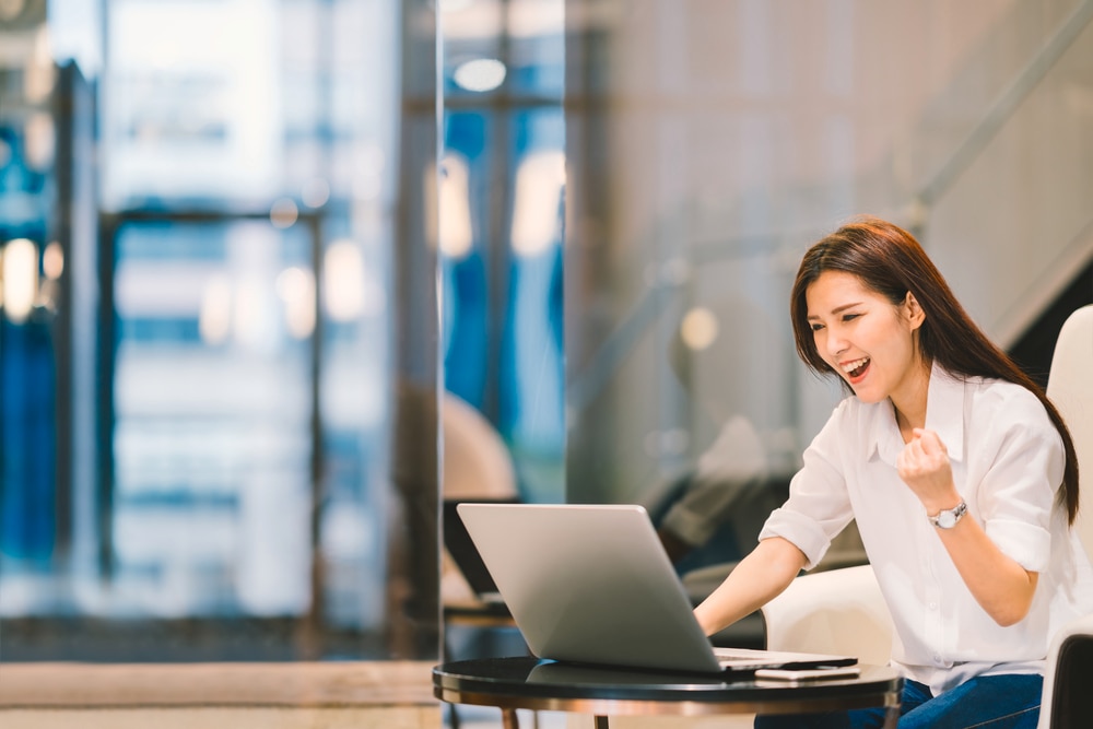 wanita dengan laptop