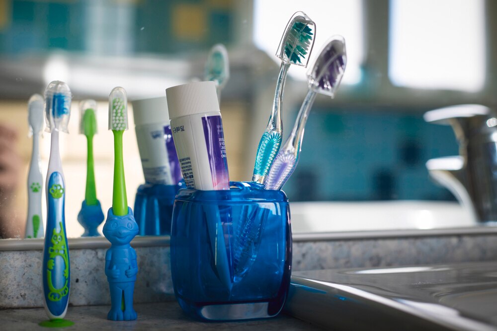 sikat gigi dan pasta gigi