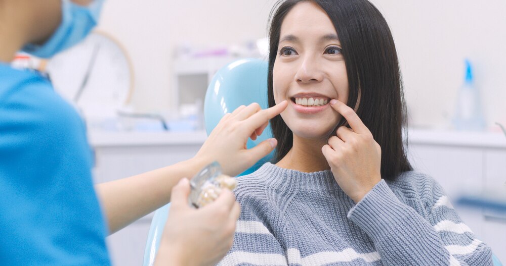 wanita menunjukkan gigi