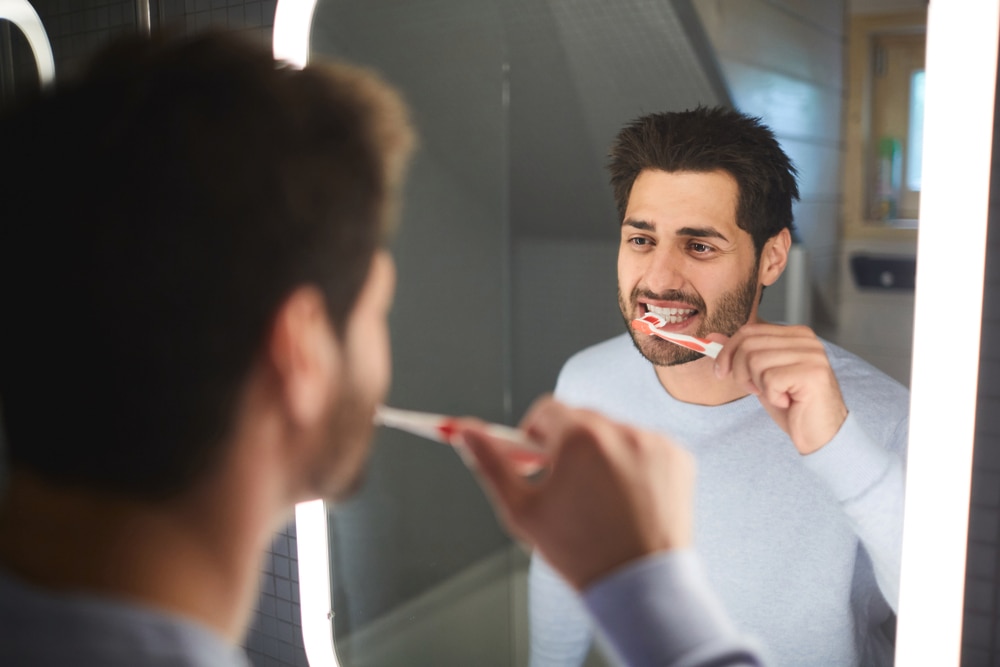 pria sikat gigi