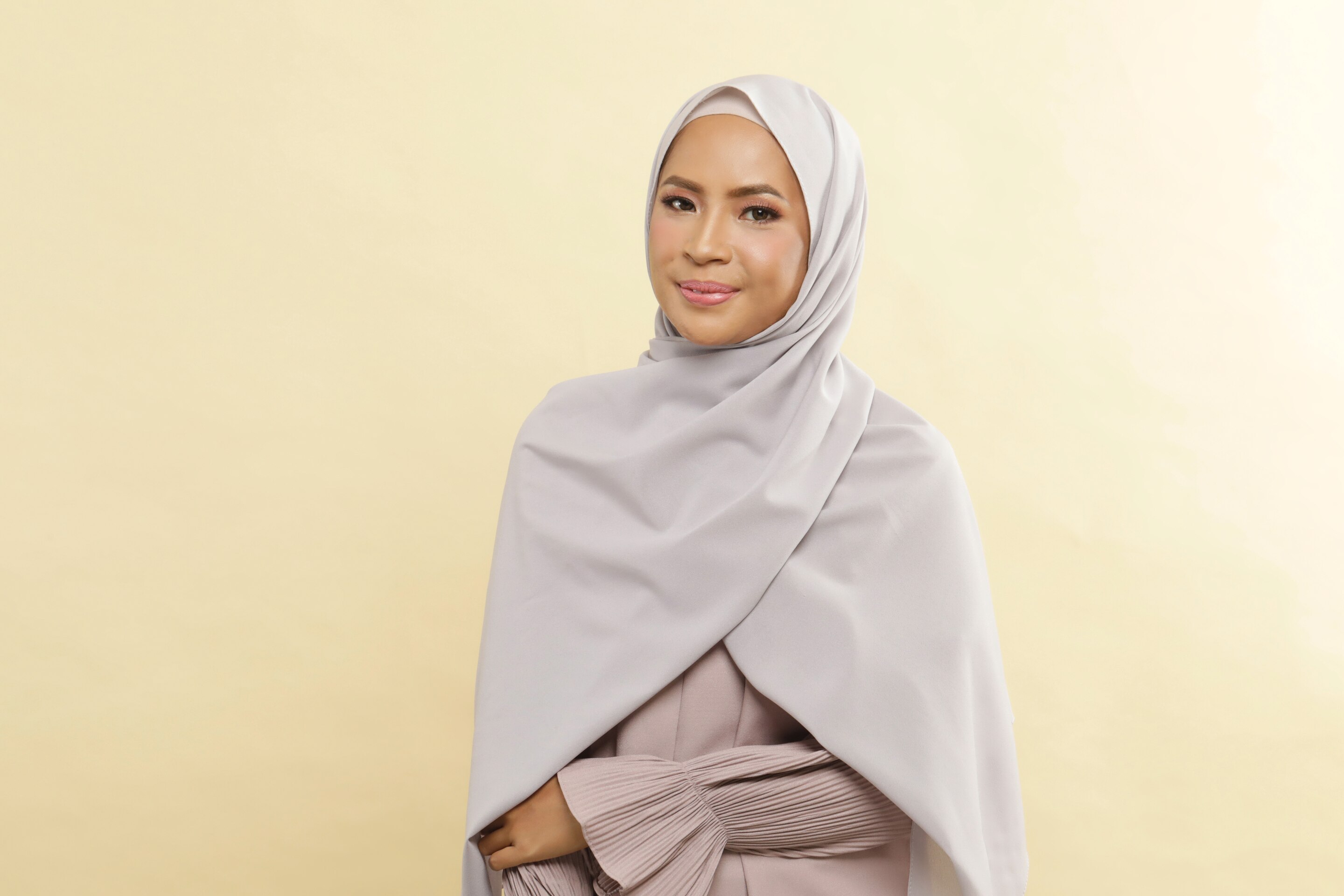 Wanita asia memakai pashmina gaya simple warna ungu
