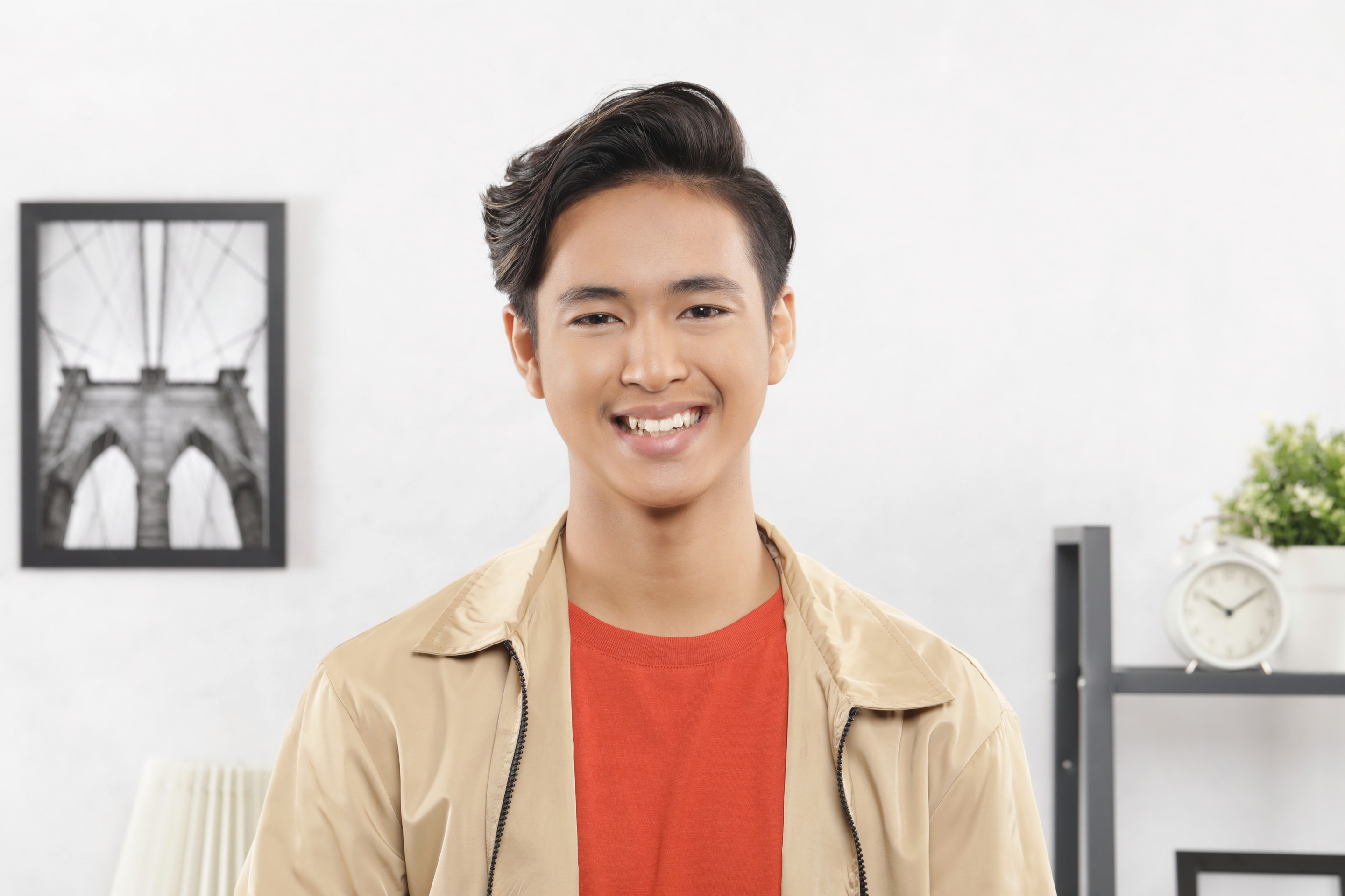 Model rambut quiff messy pada pria asia