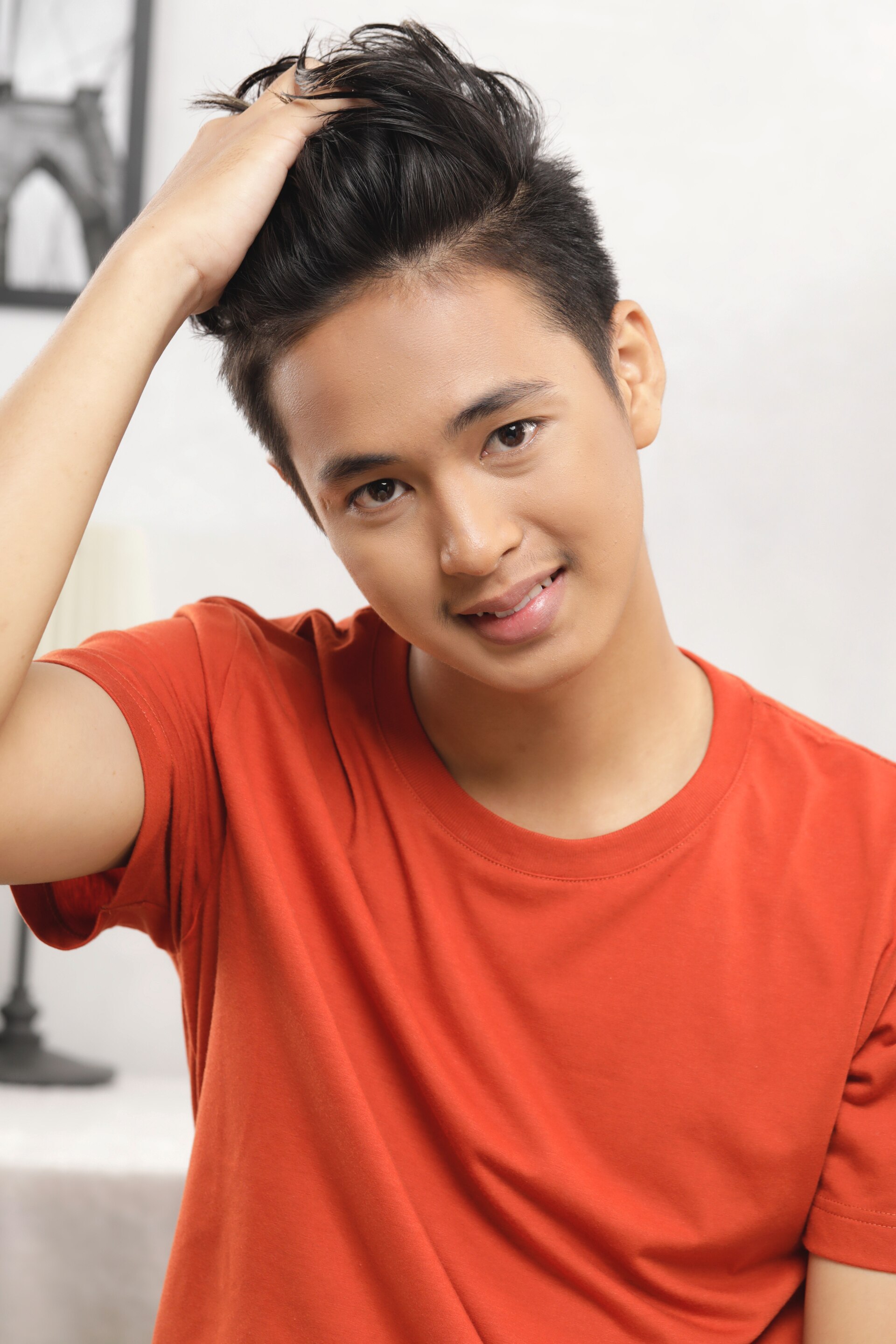 Pria asia rambut quiff dengan jari