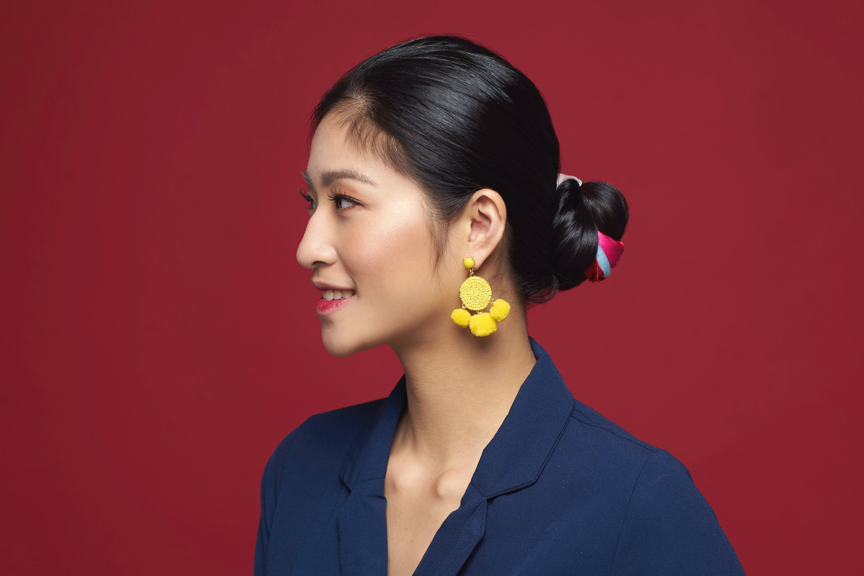 Scarf low bun bisa jadi gaya rambut yang unik dan tak biasa. (Foto: Natasha Estelle)
