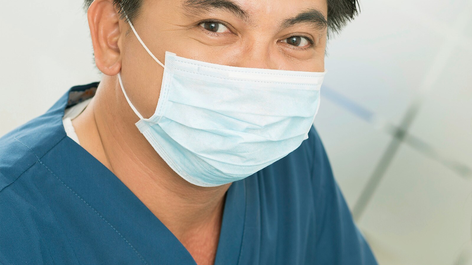 Người phụ nữ trẻ mỉm cười nhìn răng trong buổi tư vấn nha sĩ