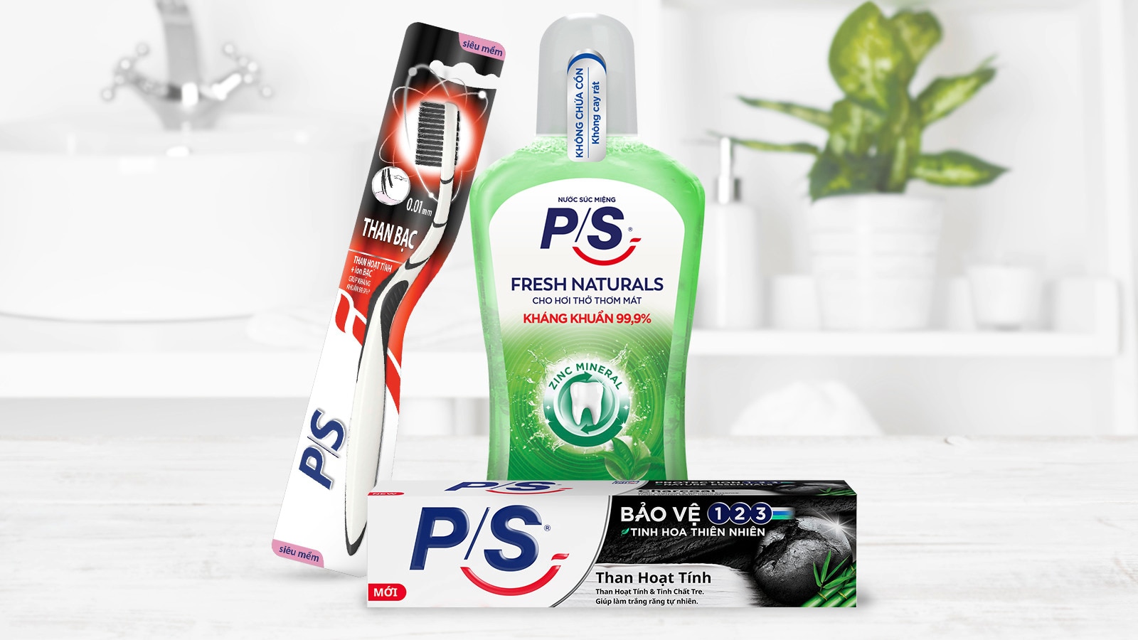 PS kem đánh răng, bàn chải đánh răng và nước súc miệng được trưng bày trong phòng tắm màu trắng