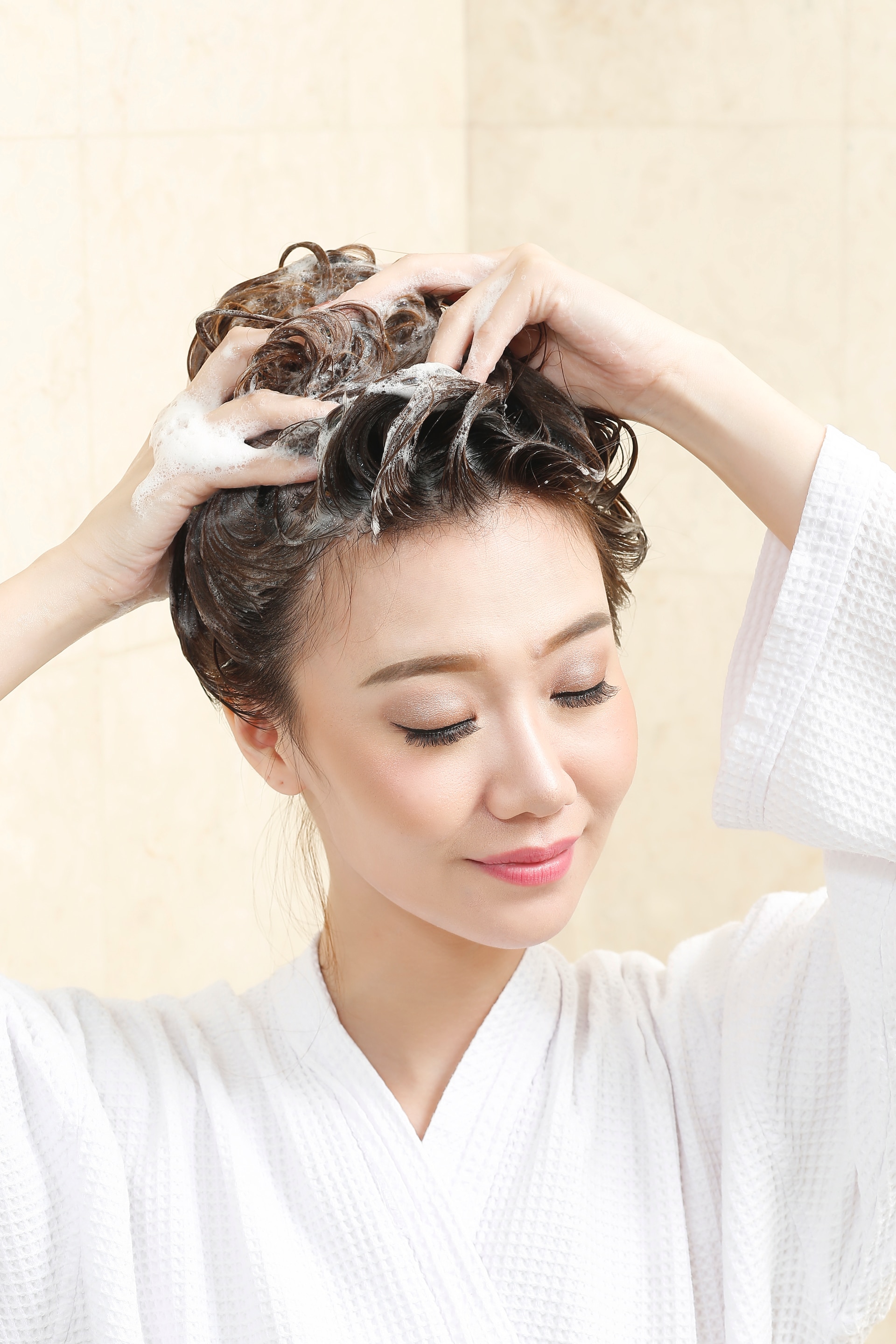 keramas sambil memijat kulit kepala dengan lembut