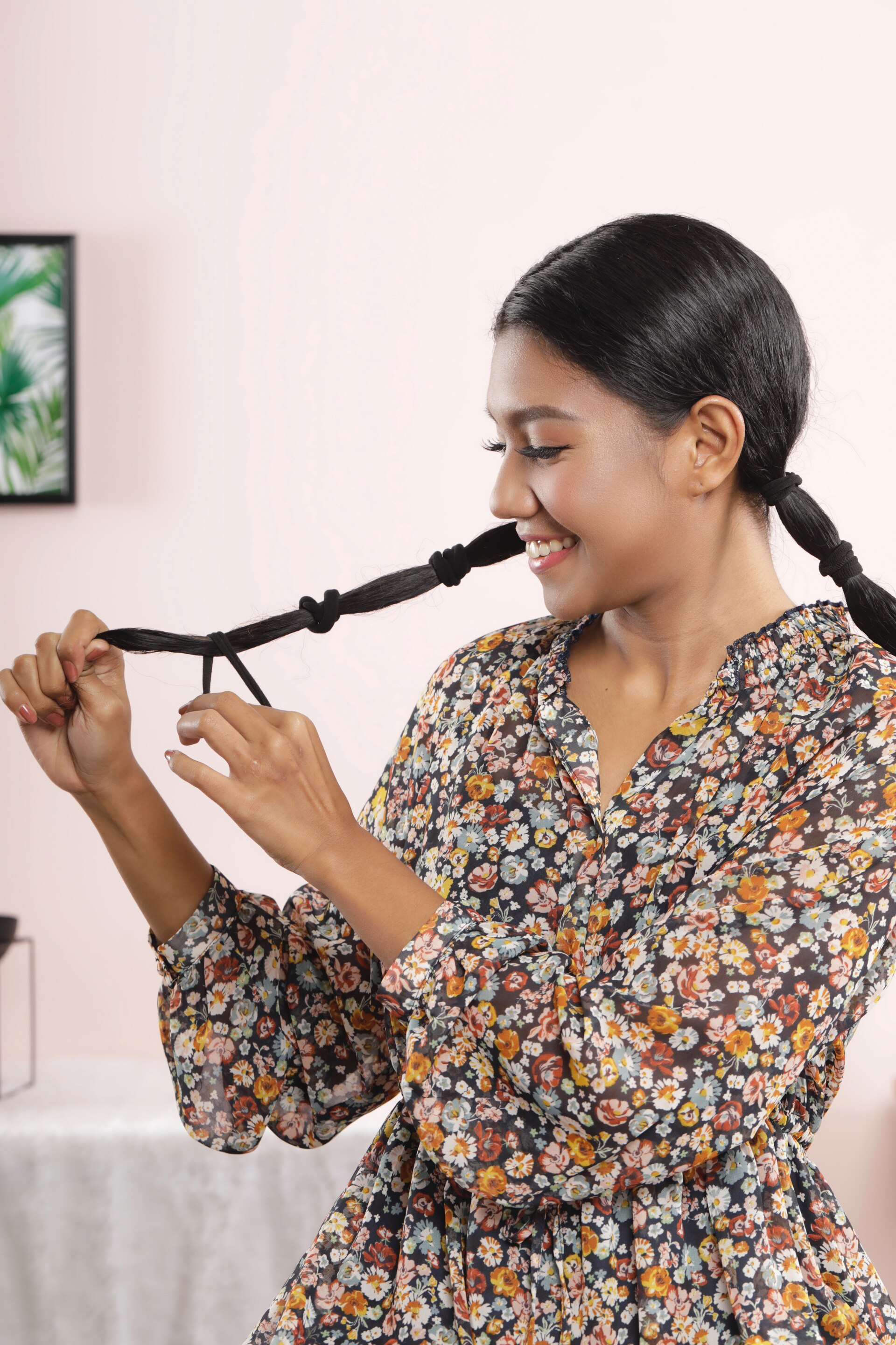 ผู้หญิงเอเชีย ไว้ผมยาวหยิก สีดำ กำลังมัดผม