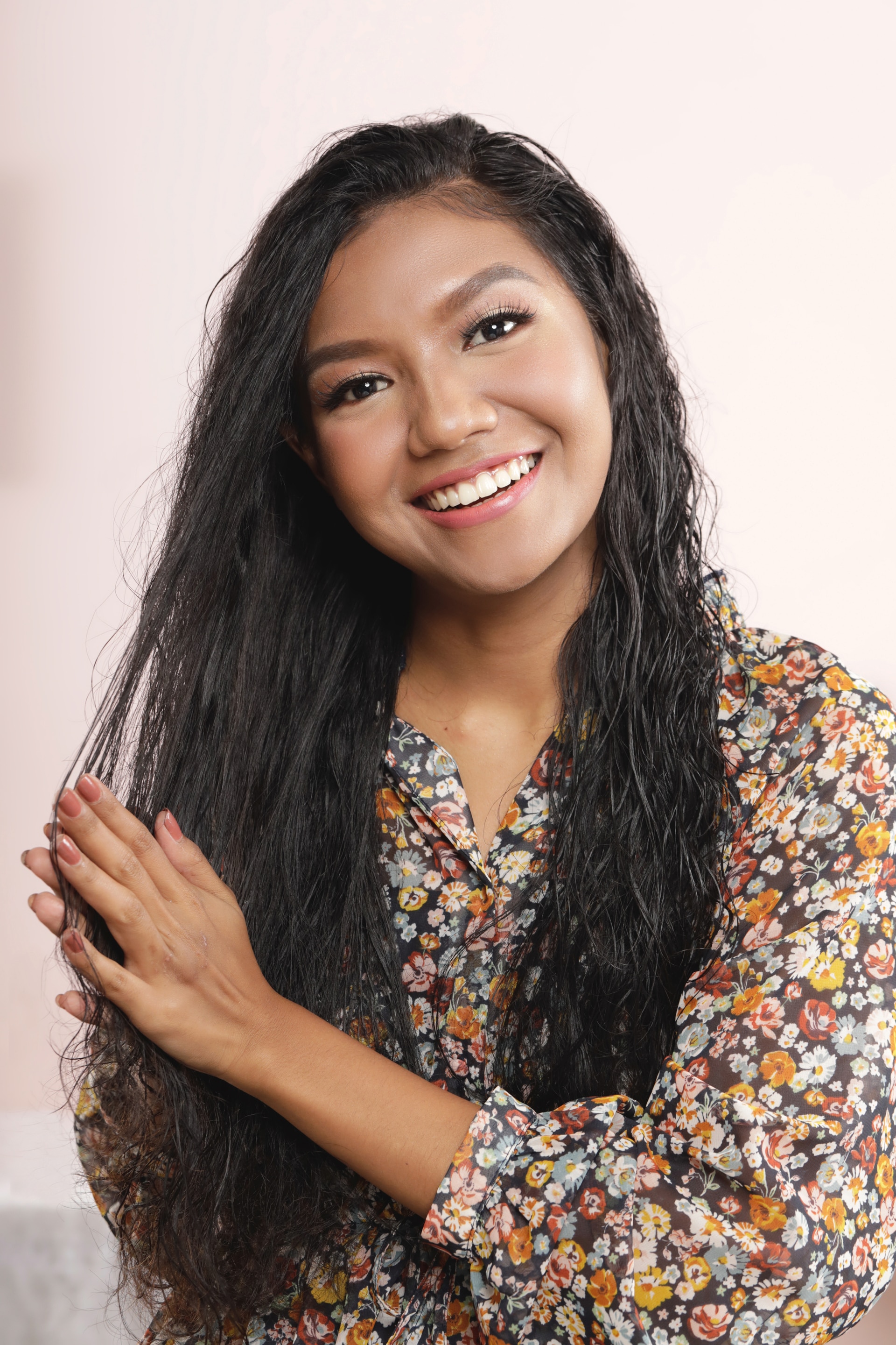 ผู้หญิงเอเชีย ไว้ผมยาวหยิก สีดำ เพิ่งสระผม