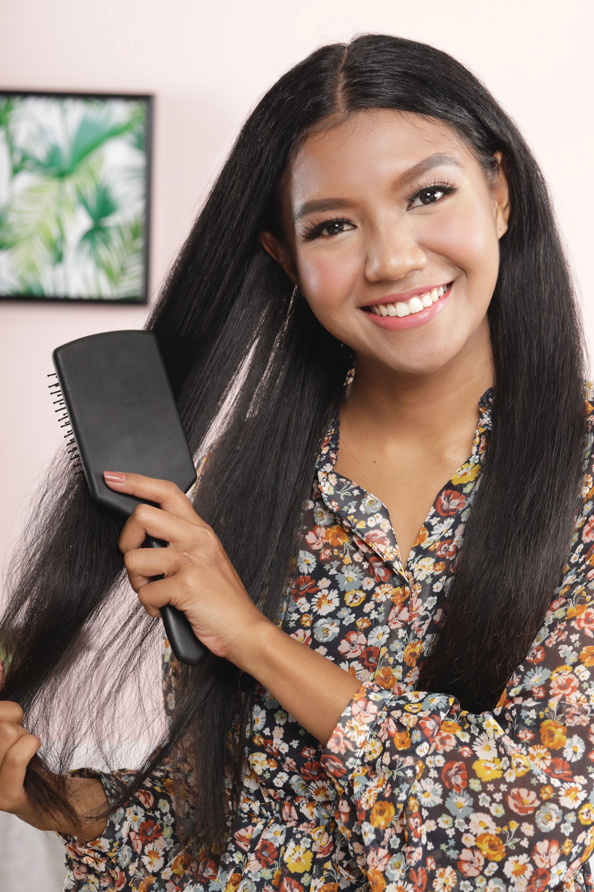 ผู้หญิงเอเชีย ไว้ผมยาวหยิก สีดำ กำลังหวีผม