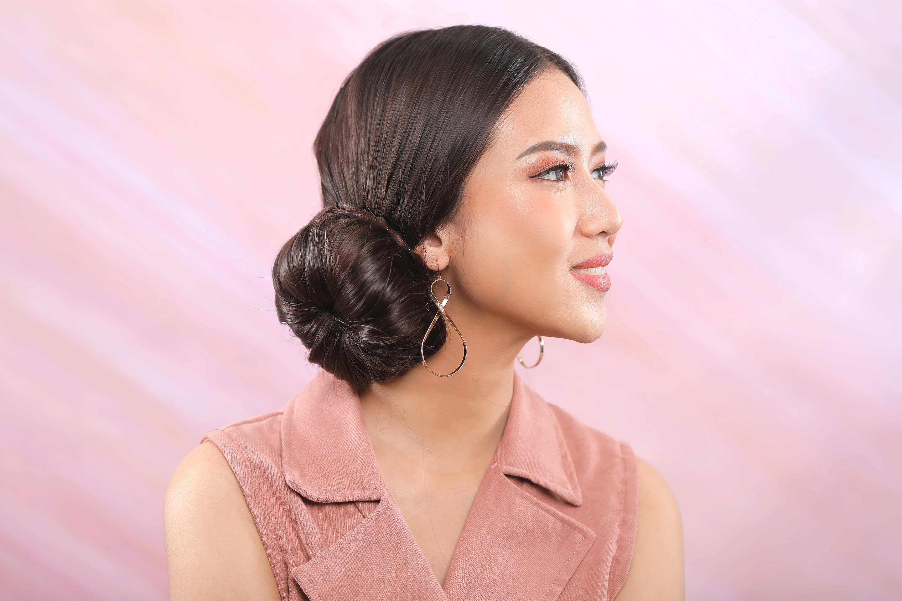 ผู้หญิงเอเชียผมยาวทำทรงผมโดนัท