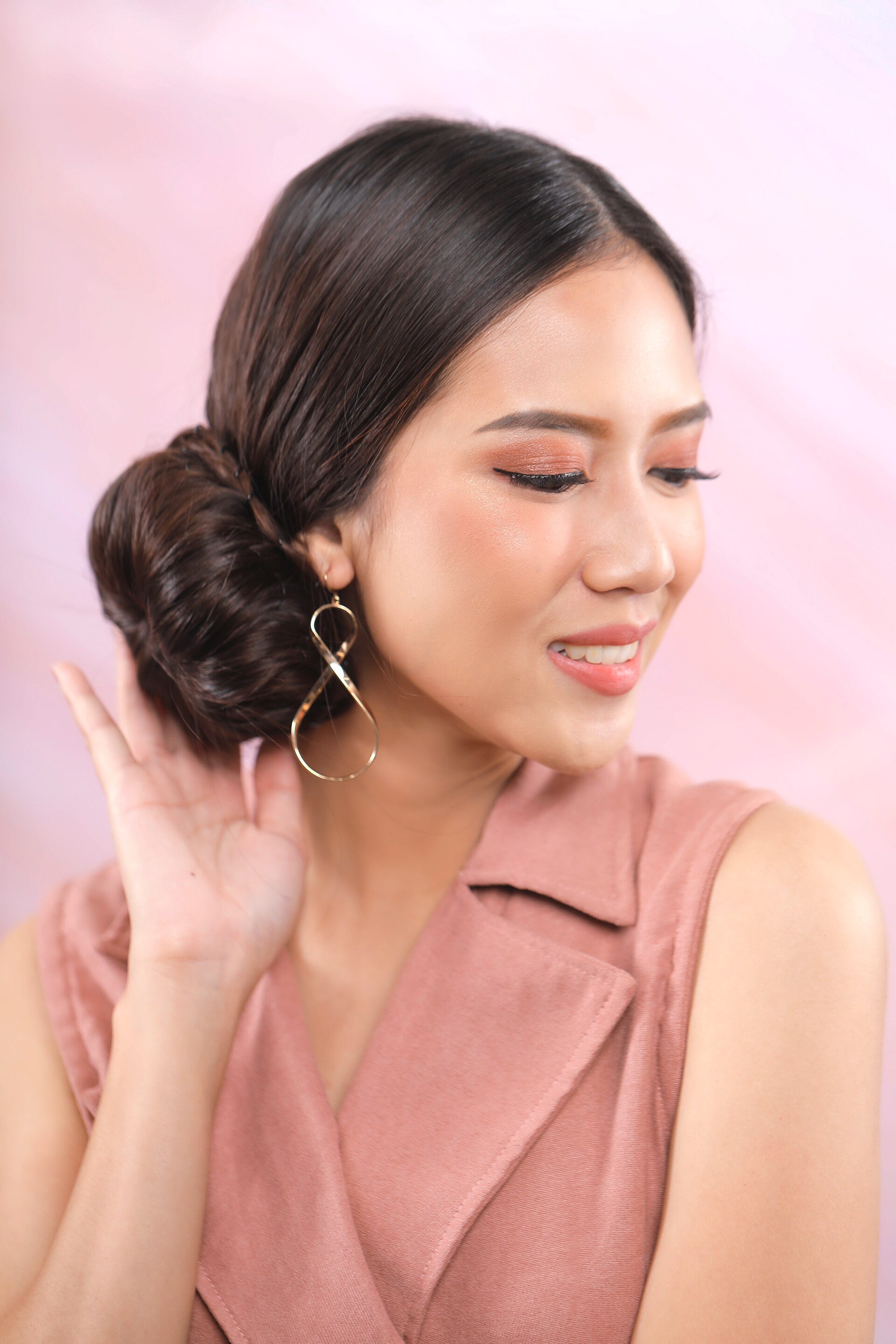 wanita asia dengan sanggul hair donut