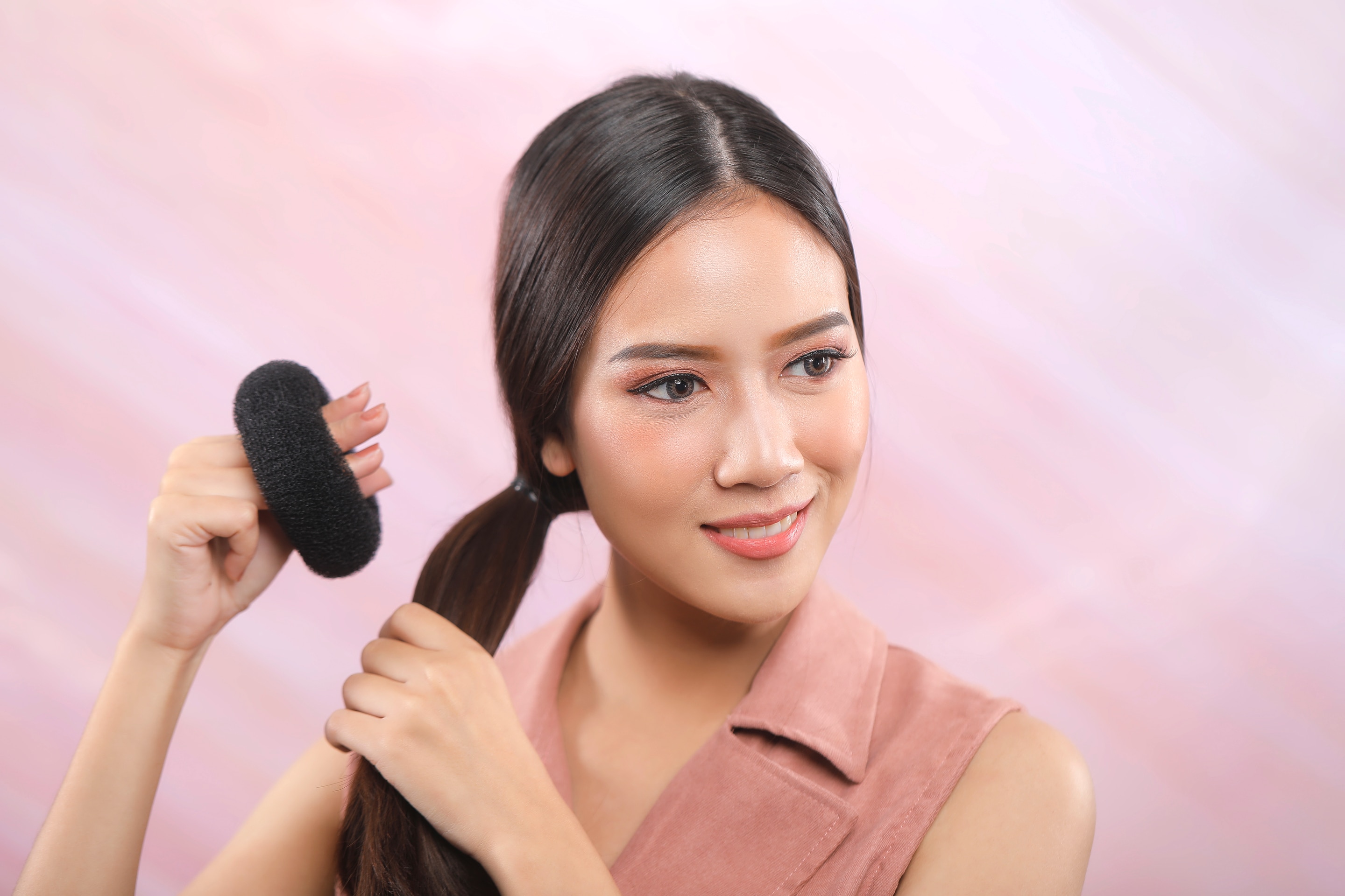 ผู้หญิงเอเชียผมยาวทำทรงผมโดนัท