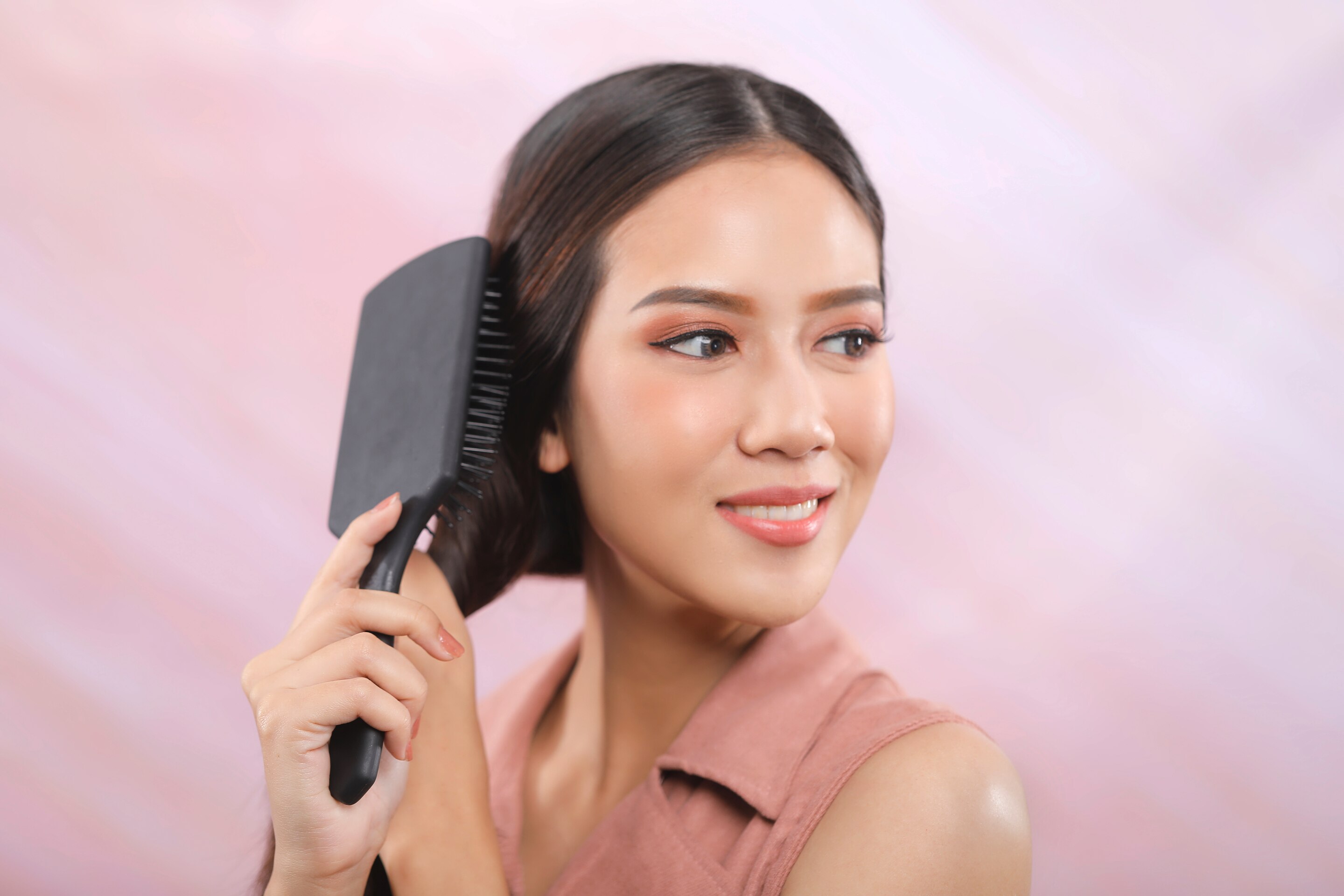 Wanita asia menyisir rambut ke samping