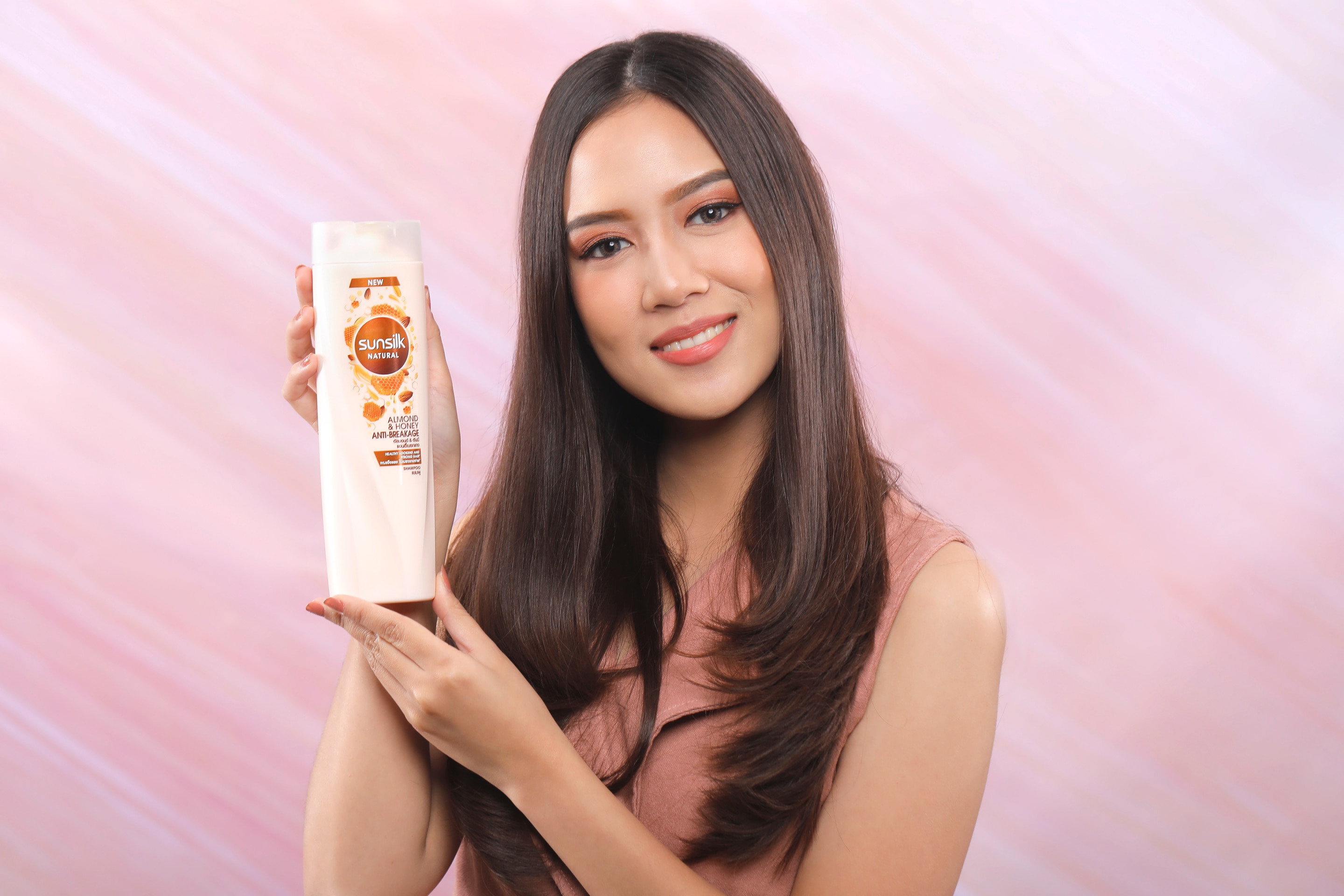 ผู้หญิงเอเชียผมยาวทำทรงผมโดนัท