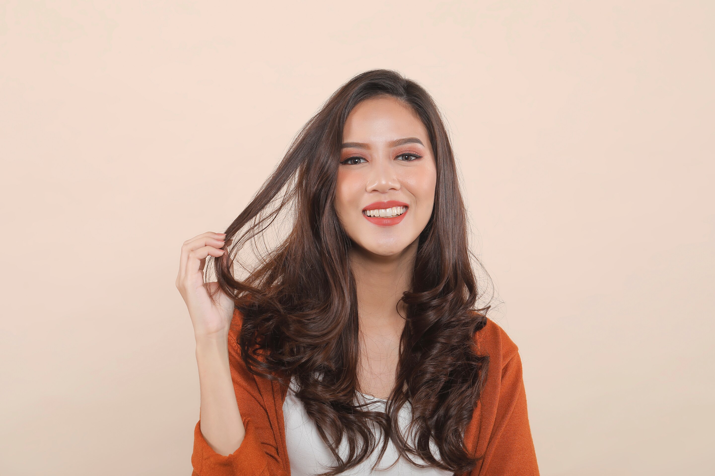 Wanita asia dengan rambut indah karena kandungan air beras