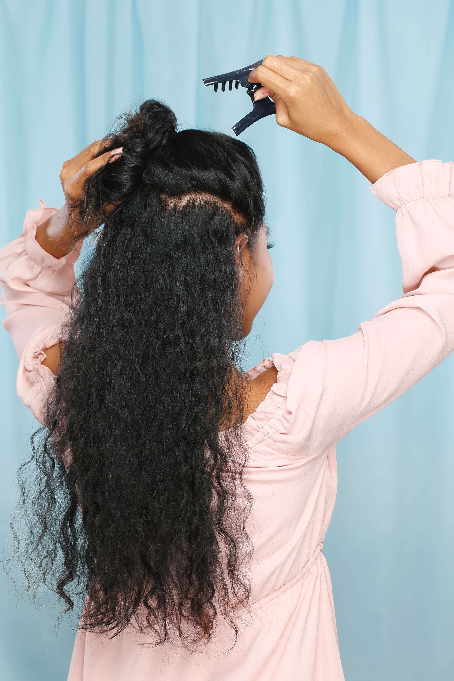 wanita asia dengan rambut keriting panjang