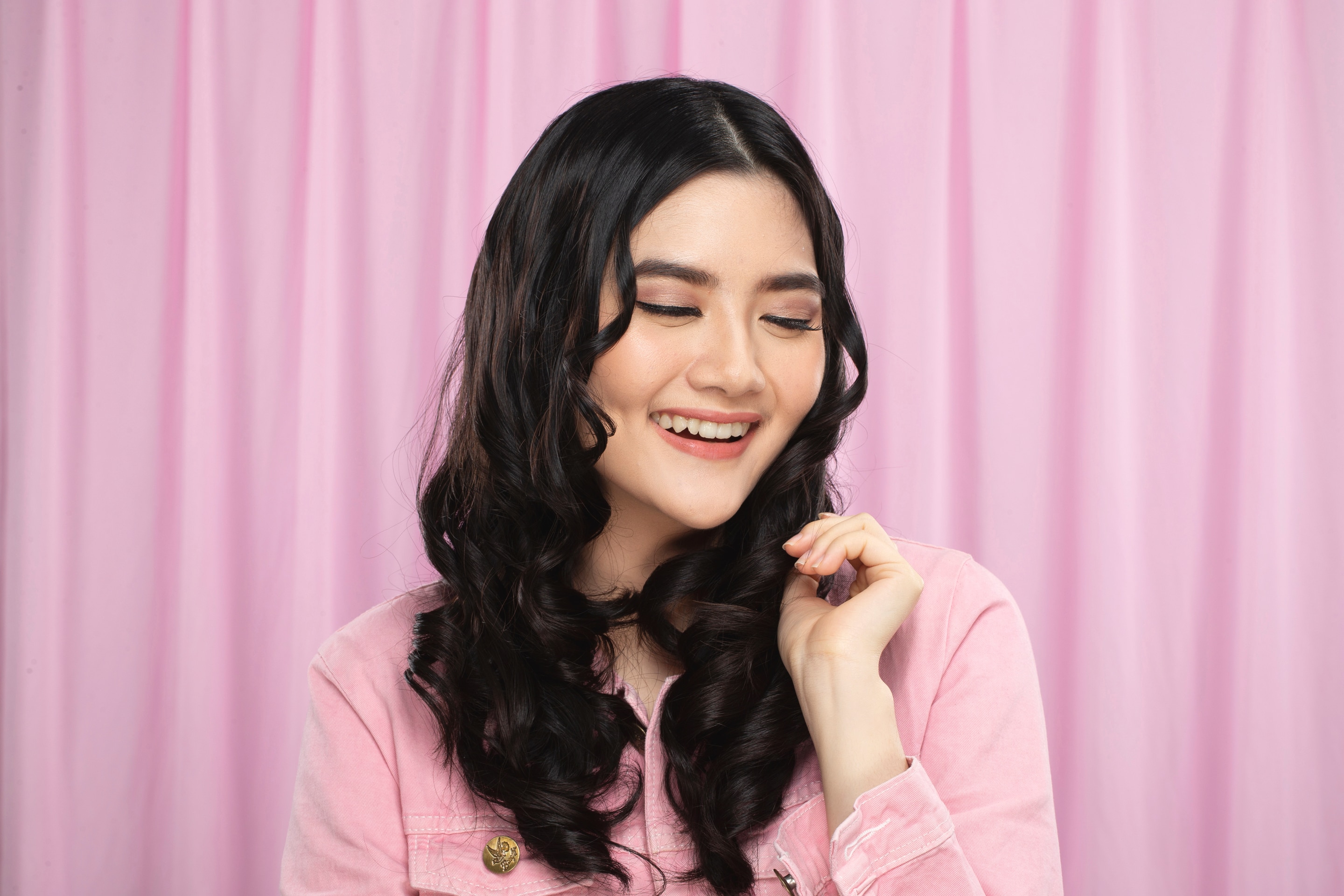 wanita asia dengan rambut panjang dan keriting