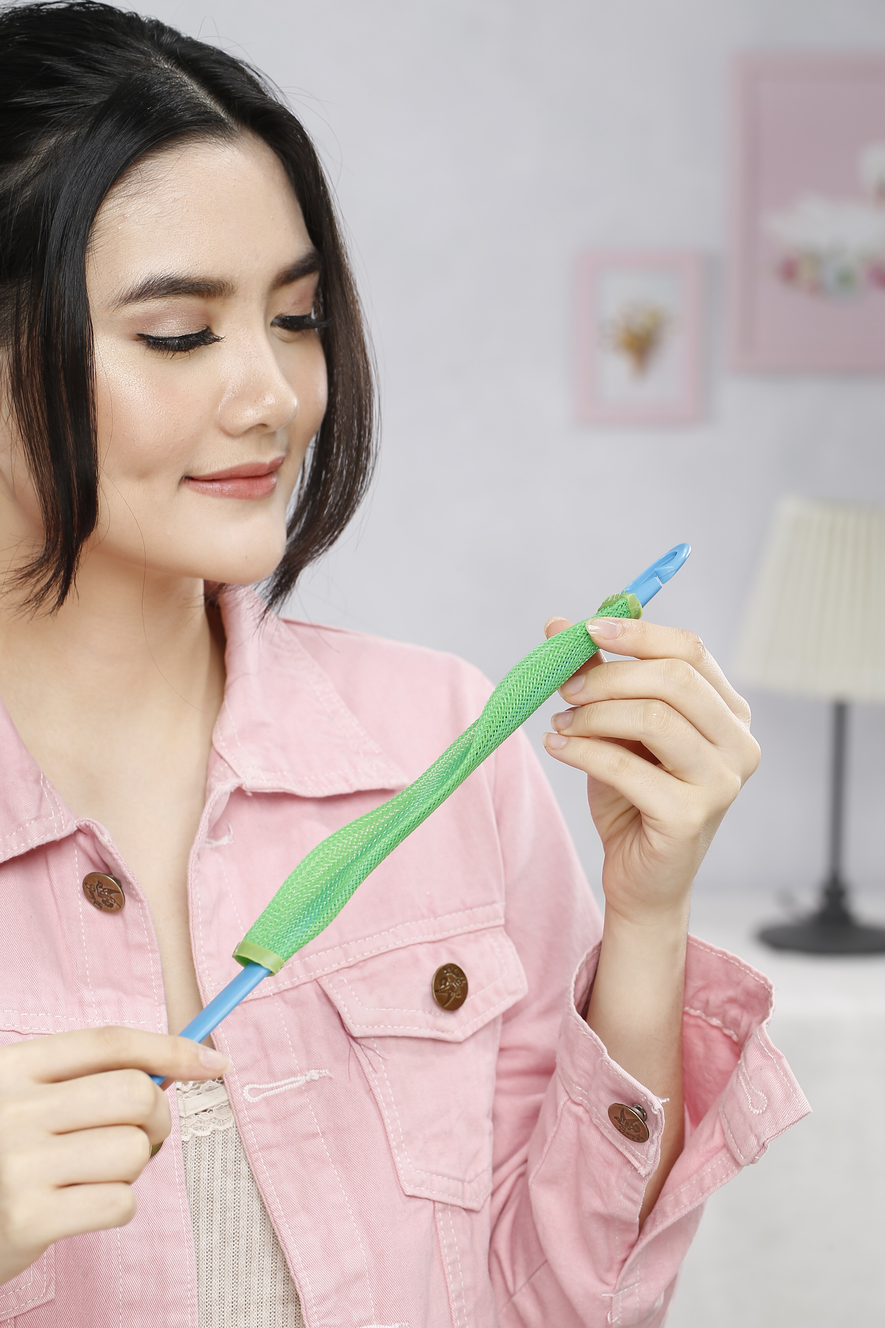 ผู้หญิงเอเชียผมยาวดัดผมลอนใช้โรลม้วนผมโปเต้