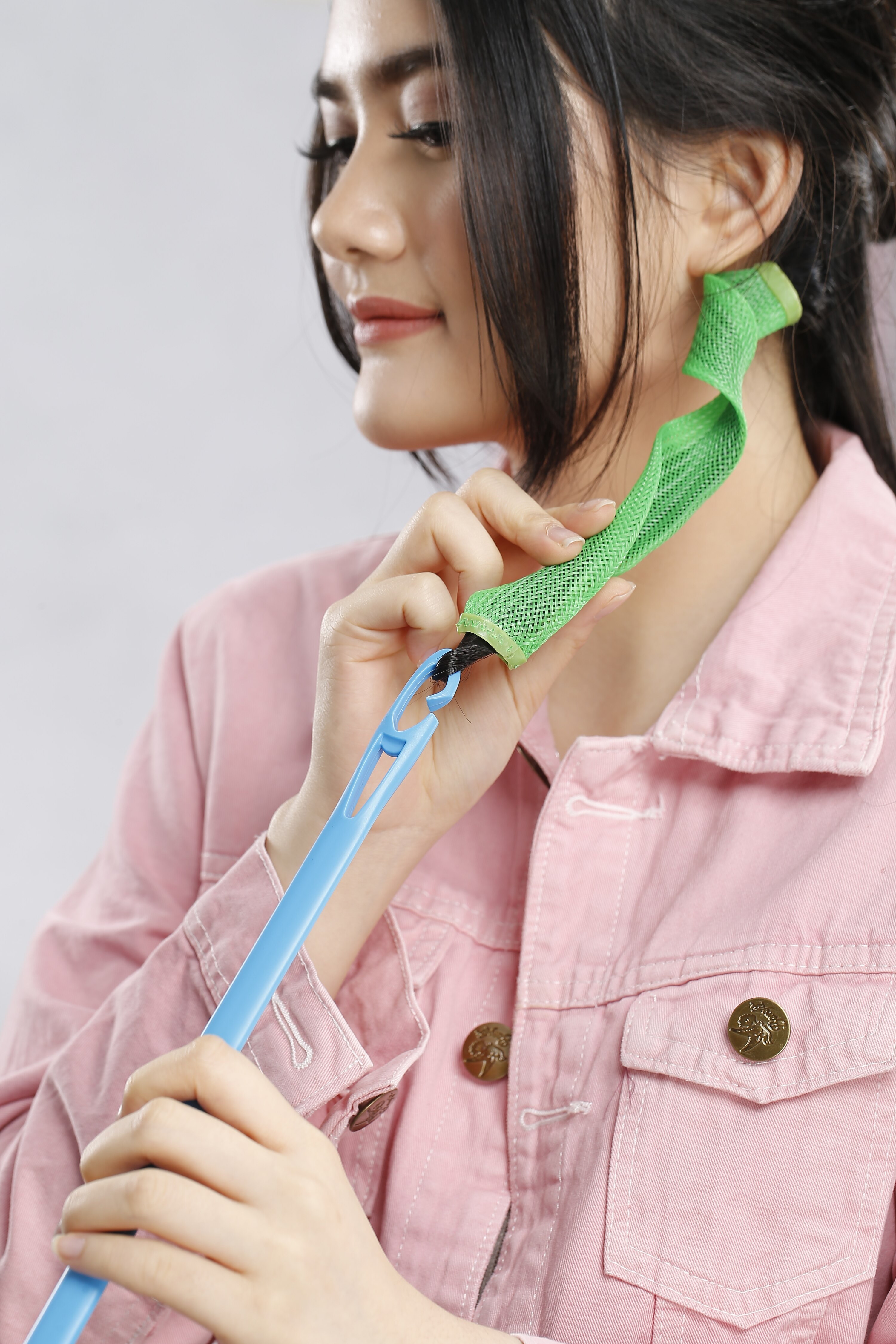 wanita asia menggunakan alat bantu keriting