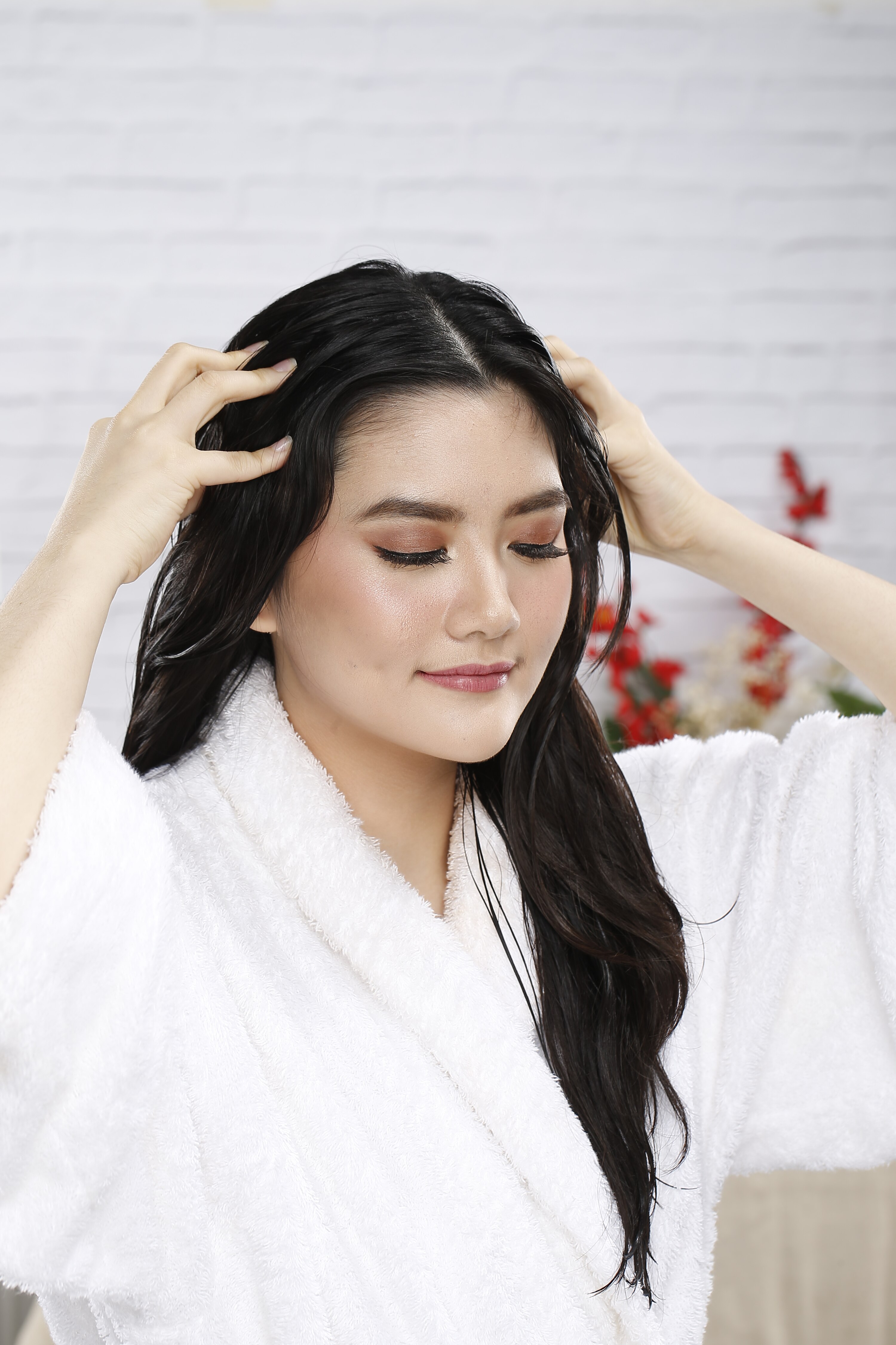 Menggunakan minyak kelapa pada kulit kepala